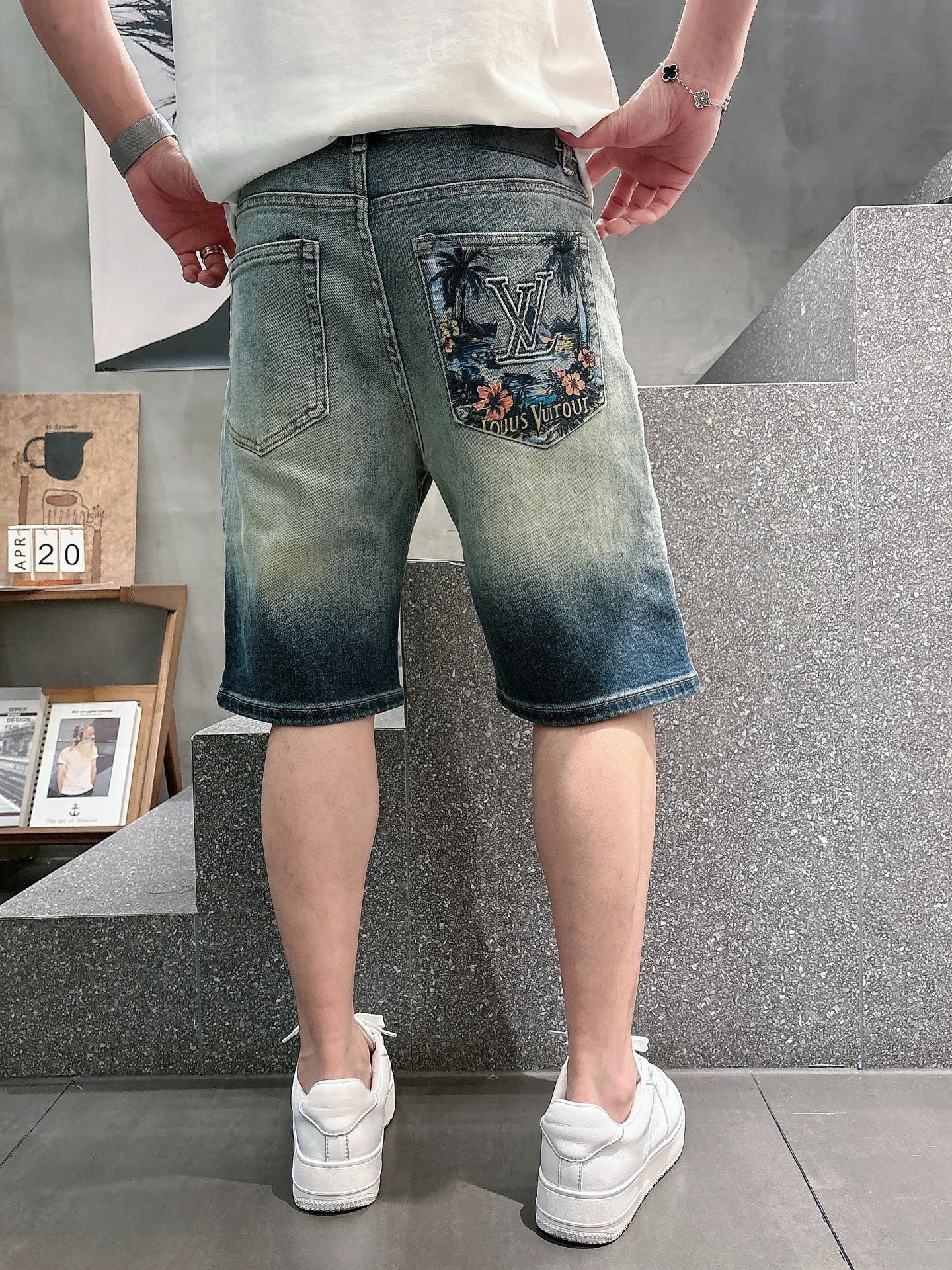 NO:837022,LV Louis Vuitton high-end customization, 26ss new denim shorts, sold simultaneously at the counter, original customized replica, customer-supplied hardware accessories, original quality, imported solid-color denim fabric, heavy craftsmanship, hand-painted logo brand, fine workmanship, better upper body, effectively adjust body proportions. Preferred items, su size 29-38, no,, louis vuitton, louis vuitton, shorts,19860909LV路易威登 高端定制、26ss新款牛仔短裤 柜台同步发售 原版定制复刻 客供五金辅料 原单品质 进口固色牛仔面料 重工艺手绘logo品牌 做工走线精细 上身更佳,有效调整身型比例.优选单品su 码数29-38无,,louis vuitton,louis vuitton,shorts,,Men's clothing