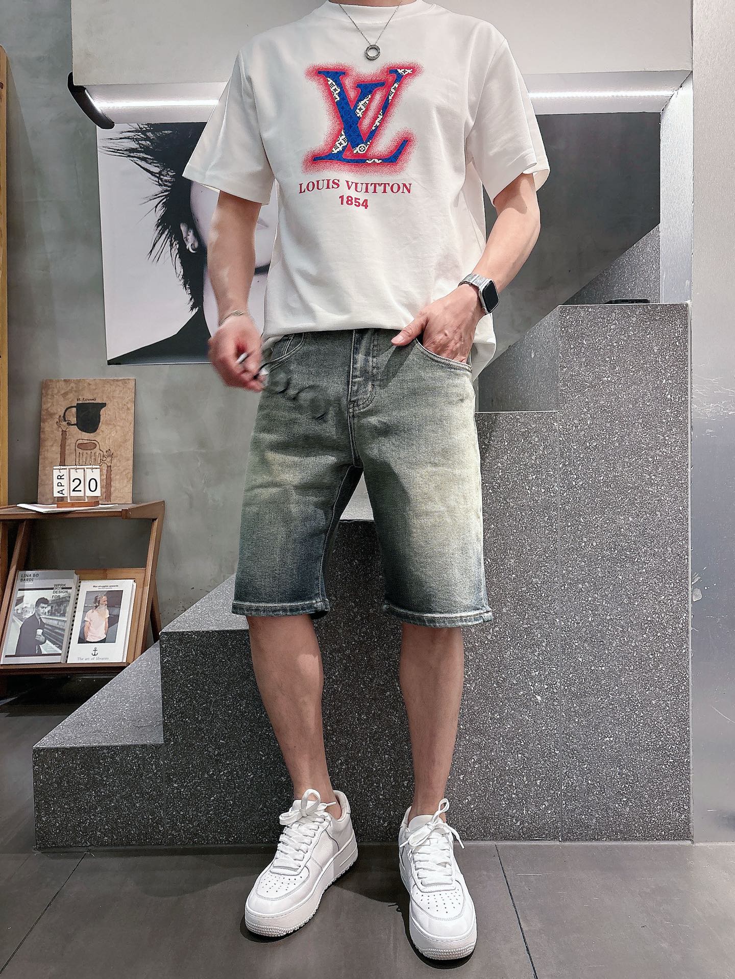 NO:837028,LV2026 spring and summer men's denim shorts, original factory, original fabric and original wash!  Imported original washed fabrics, complicated handicraft superimposition, any washing process will turn into a completely different color effect if you stay for a few seconds longer, so it is more precious, especially durable and taste-resistant... Use the best tannin texture, genuine leather labels, high-end metal accessories... to create a unique and original jeans style!  Original hardware accessories, super correct fit, comfortable and breathable, extremely high grade, counter quality, handsome upper body. Color picture, code number 29----38,, louis vuitton, shorts, jeans,19860909LV2026 春夏男士牛仔短裤原厂原布原洗水！进口原版水洗面料,复杂的手工艺叠加,任何一个洗水环节多停留几秒都会变成完全不一样的颜色效果,所以越加珍贵,特别持久、耐味…… 选用上乘的丹宁质感,真皮皮牌、高定的金属辅料……打造出独特及原创的牛仔裤款型！原版五金辅料,版型超正,舒适透气,档次极高,专柜品质,上身帅气十足. 颜色图片色 码数29----38,,louis vuitton,shorts,jeans,,Men's clothing