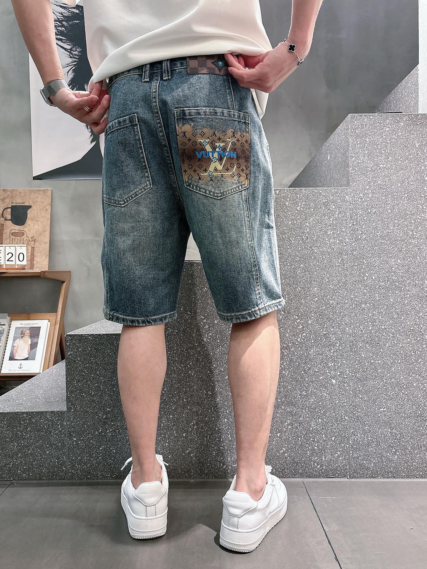 P165 LV 2026ss nuevo estilo, pantalones cortos de mezclilla con logo de letras impreso en el bolsillo trasero. Toda la …
