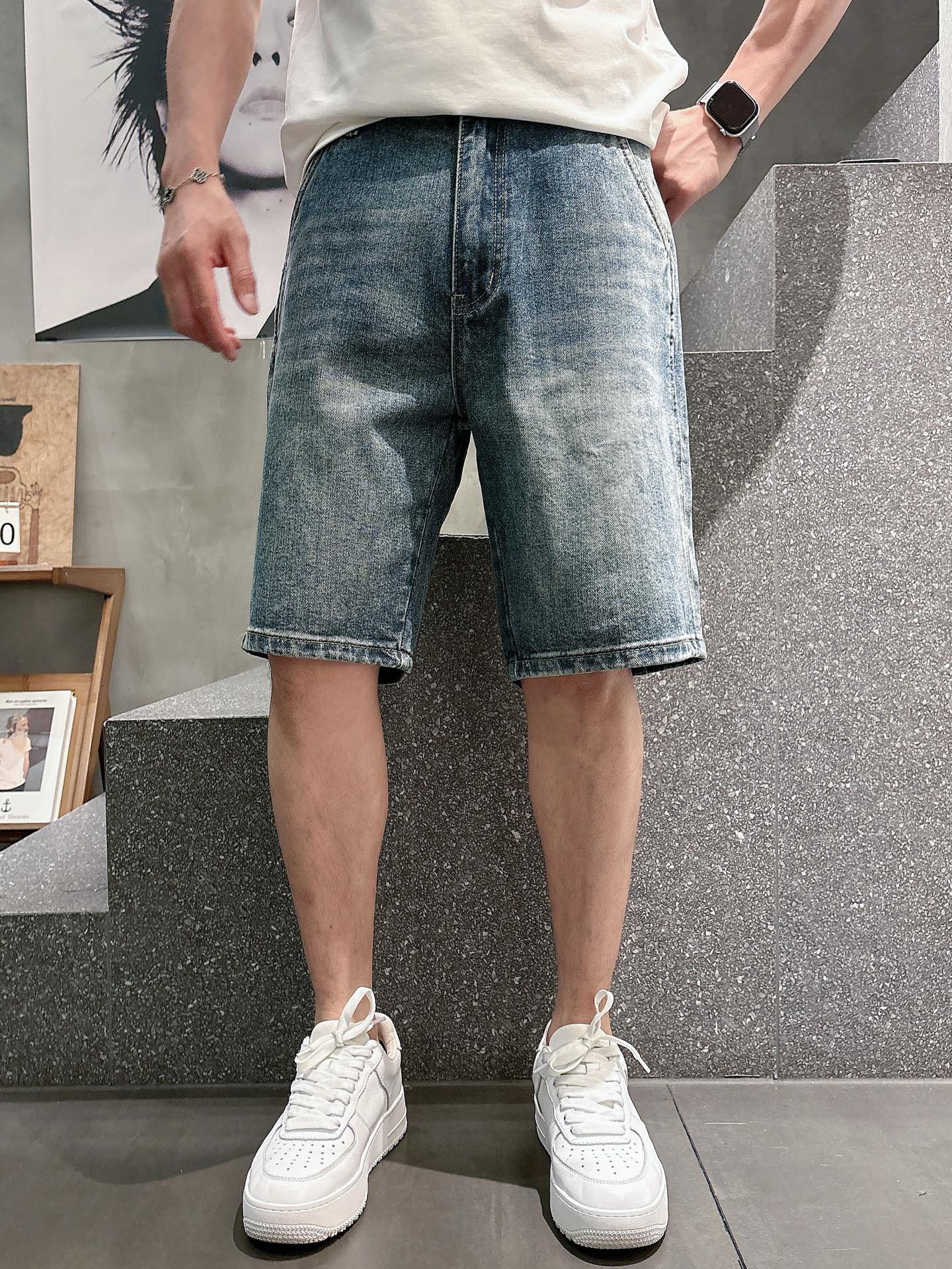 NO:837033,LV 2026ss new style denim shorts with letter logo printed all over the back pocket. The whole garment is made of custom-woven denim fabrics. The independent hardware is molded and the ready-to-wear garments are washed with heavy industry. It has strong water resistance and good wear resistance. The overall gloss after washing is good, the feel is soft and thick, the version is simple and versatile, stiff and cannot be deformed. It is a common base for jackets. The design is very classic and versatile. I fell in love with it at first sight!  Same style for men and women. Size: 29---38,, louis vuitton, shorts, jackets & coats,19860909LV 2026ss新款 后袋满印字母logo牛仔短裤,全衣采用定织牛仔面料,独立五金开模成衣重工水洗,耐水性强耐磨性佳.整体洗水后光泽度好,手感柔软厚实,版型简单百搭,硬挺不容变形,外套常备基础,设计非常经典百搭第一眼就爱上！男女同款. 码数:29---38,,louis vuitton,shorts,jackets & coats,,Men's clothing