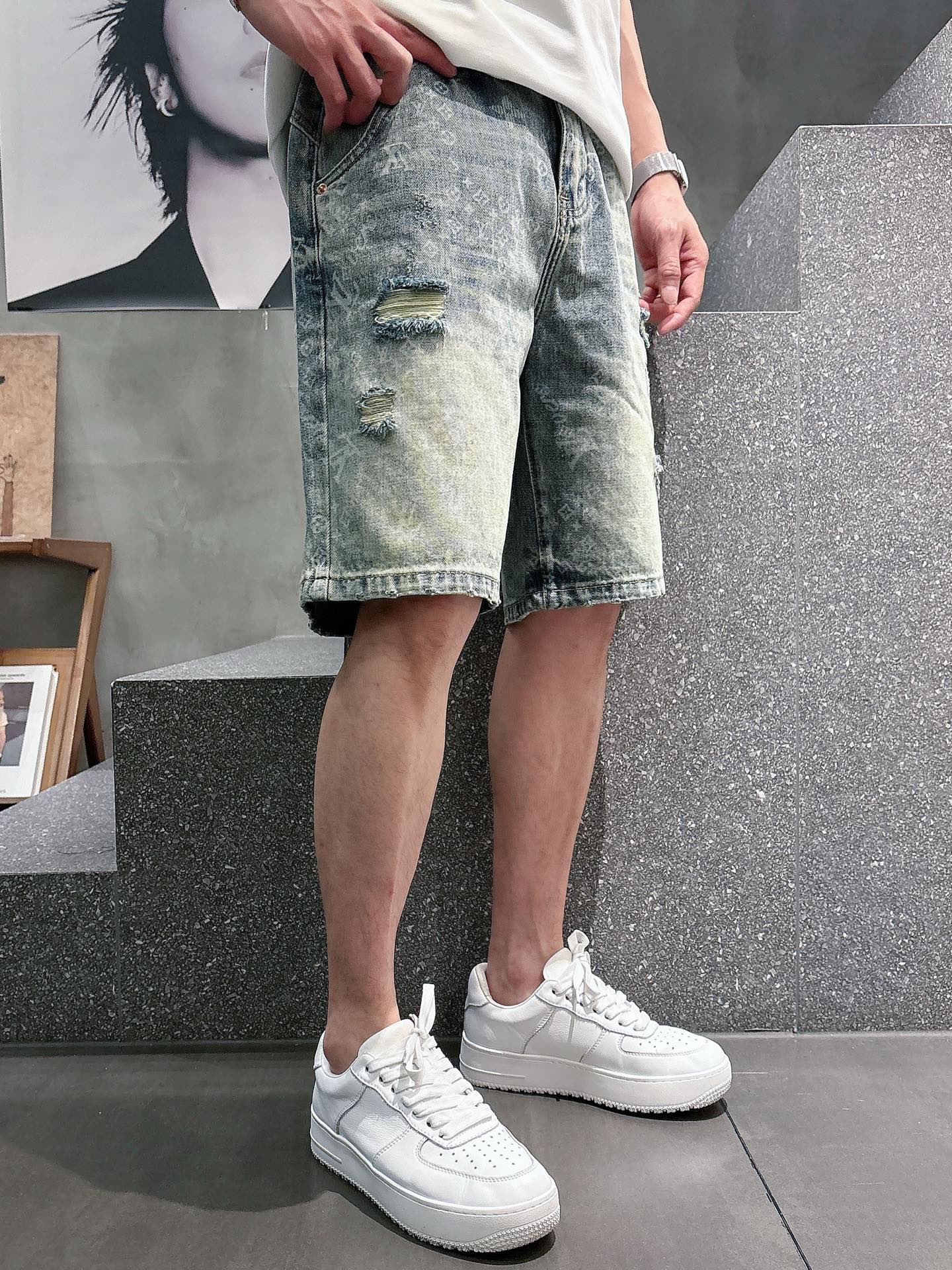 NO:837038,LV2026 spring and summer men's denim shorts, original factory, original fabric and original wash!  Imported original washed fabrics, complicated handicraft superimposition, any washing process will turn into a completely different color effect if you stay for a few seconds longer, so it is more precious, especially durable and taste-resistant... Use the best tannin texture, genuine leather labels, high-end metal accessories... to create a unique and original jeans style!  Original hardware accessories, super correct fit, comfortable and breathable, extremely high grade, counter quality, handsome upper body. Size 29--38,, Louis Vuitton, shorts, jeans,19860909LV2026 春夏男士牛仔短裤原厂原布原洗水！进口原版水洗面料,复杂的手工艺叠加,任何一个洗水环节多停留几秒都会变成完全不一样的颜色效果,所以越加珍贵,特别持久、耐味…… 选用上乘的丹宁质感,真皮皮牌、高定的金属辅料……打造出独特及原创的牛仔裤款型！原版五金辅料,版型超正,舒适透气,档次极高,专柜品质,上身帅气十足. 码数29--38,,louis vuitton,shorts,jeans,,Men's clothing