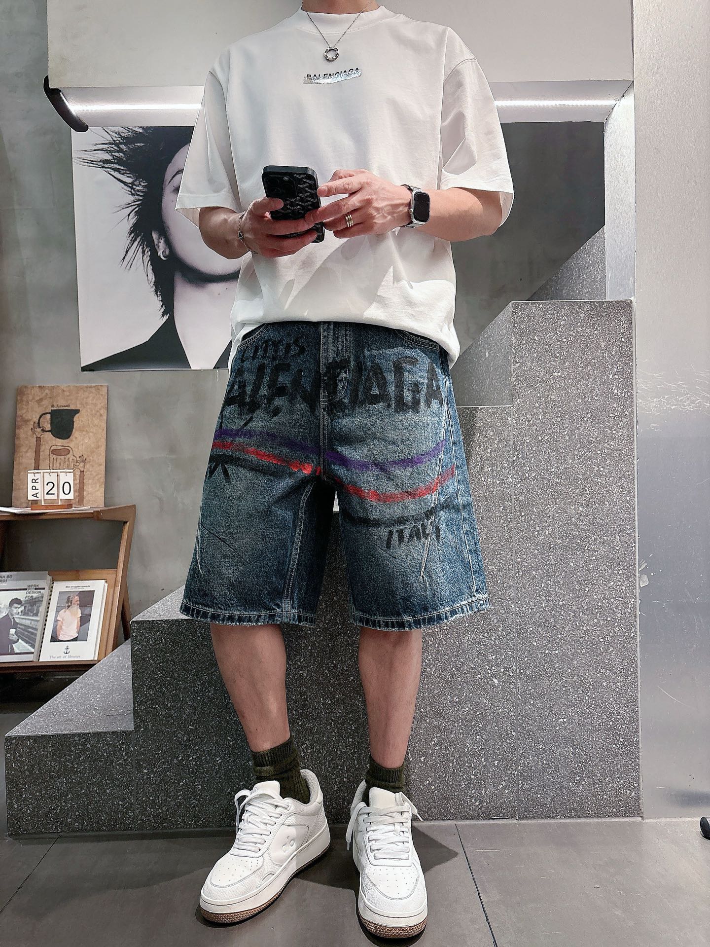 NO:837043,Balenciaga Balenciaga high-end customization, 26ss new denim shorts, simultaneous sale at the counter, original customized replica, customer-supplied hardware accessories, original quality, imported solid color denim fabric, heavy craftsmanship, hand-painted logo brand, fine workmanship, better upper body, effectively adjust body proportions. Preferred items, size 29-38, no,,balenciaga,balenciaga,shorts,19860909Balenciaga巴黎世家 高端定制、26ss新款牛仔短裤 柜台同步发售 原版定制复刻 客供五金辅料 原单品质 进口固色牛仔面料 重工艺手绘logo品牌 做工走线精细 上身更佳,有效调整身型比例.优选单品 码数29-38无,,balenciaga,balenciaga,shorts,,Men's clothing
