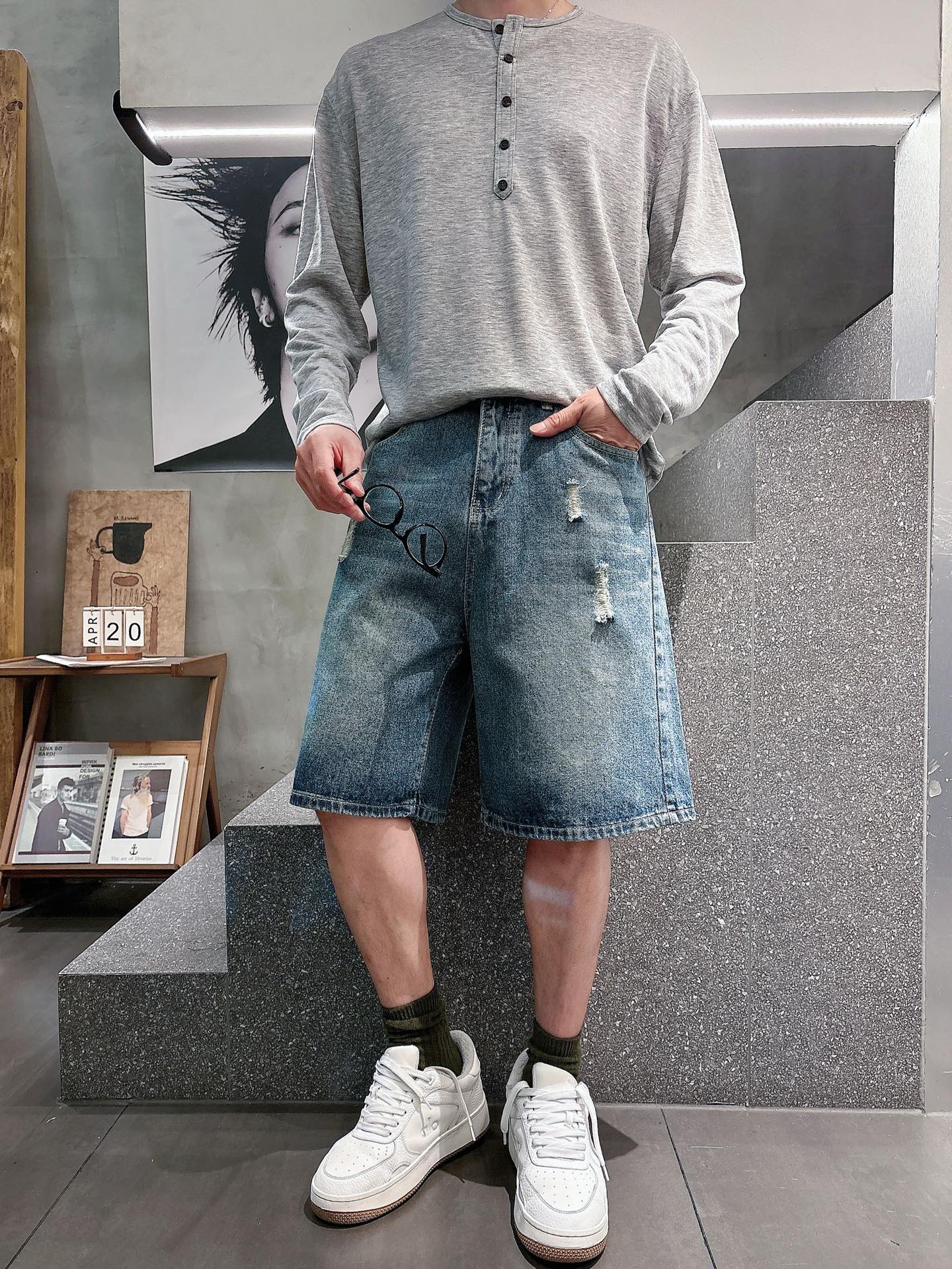 NO:837052,The counter is synchronized with FEND 2026 new five-point denim shorts. Perfect blue wash. Customized leather label printing process. Hardware one-to-one restoration. Straight-leg loose pants. Size: M-3XL,,fendi,shorts,19860909专柜同步FEND 2026 新款五分牛仔短裤 完美蓝色水洗 皮标印花工艺定制 五金一比一还原 直筒宽松裤型 码数:M-3XL,,fendi,shorts,,Men's clothing