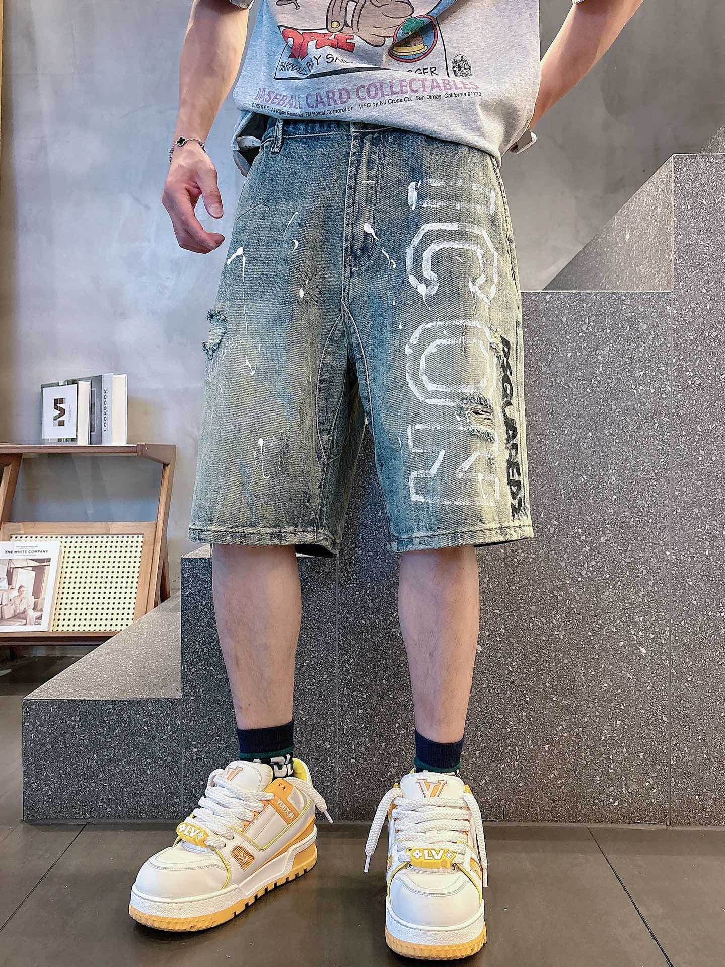 NO:837011,D21956 is on sale at the official website counter at the same time, the original order is very good, a super stylish pair of jeans, customized original washed denim fabric, unique design, top-notch hand-painted graffiti craft letter pattern logo, an extremely outstanding pair of jeans, the materials and craftsmanship are extremely luxurious and exquisite, extremely high-grade, handsome and stylish upper body, recommended, code number 29----38,,jeans,19860909D21956官网专柜同步有售,原单狠货,超级有范儿的一款牛仔裤,定制原版水洗牛仔面料,独特设计,顶级手绘涂鸦工艺字母图案logo,极为翘楚的一款牛仔裤,用料与工艺都极致奢华精湛,档次极高,上身帅气有型,推荐, 码数29----38,,jeans,,Men's clothing