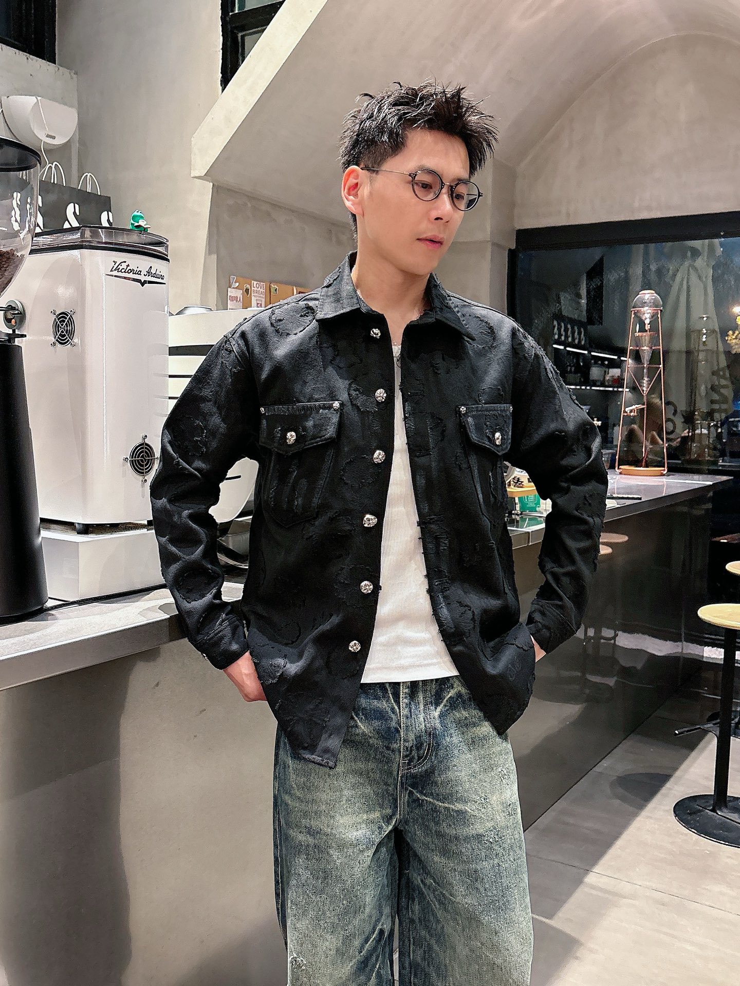 克罗心🔥🔥🔥新品水洗牛仔外套，采用定制高品质斜纹棉质水洗牛仔面料，纹理细腻，棉感自然，既有筋骨感又不失柔软，不挑人的经典