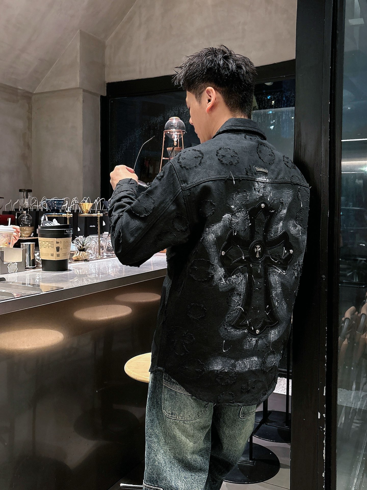 克罗心🔥🔥🔥新品水洗牛仔外套，采用定制高品质斜纹棉质水洗牛仔面料，纹理细腻，棉感自然，既有筋骨感又不失柔软，不挑人的经典