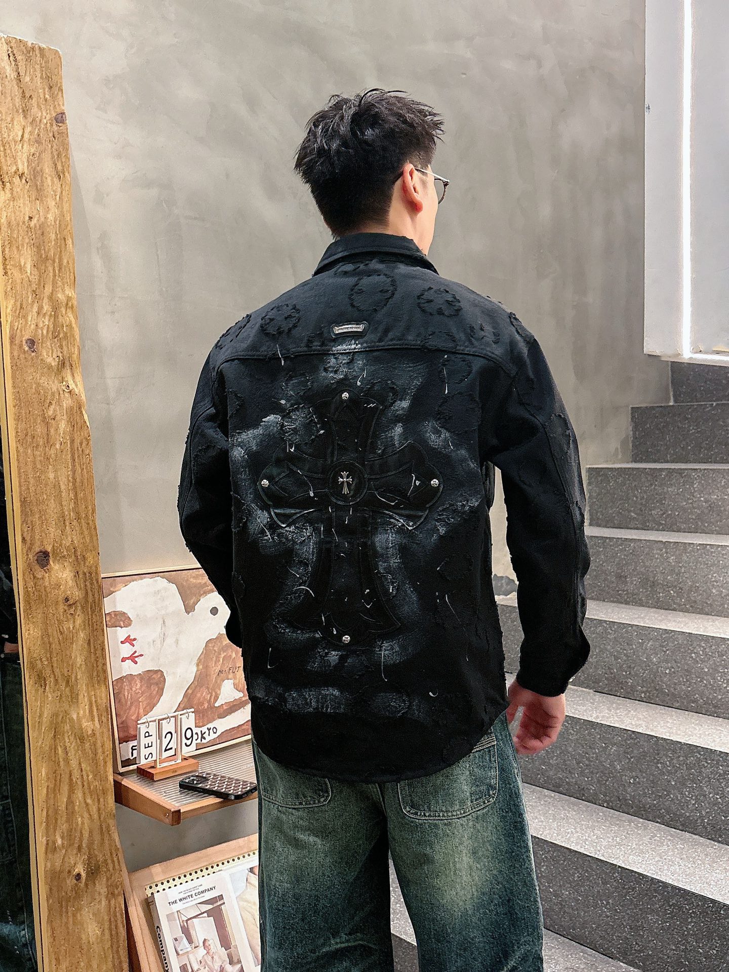 克罗心🔥🔥🔥新品水洗牛仔外套，采用定制高品质斜纹棉质水洗牛仔面料，纹理细腻，棉感自然，既有筋骨感又不失柔软，不挑人的经典