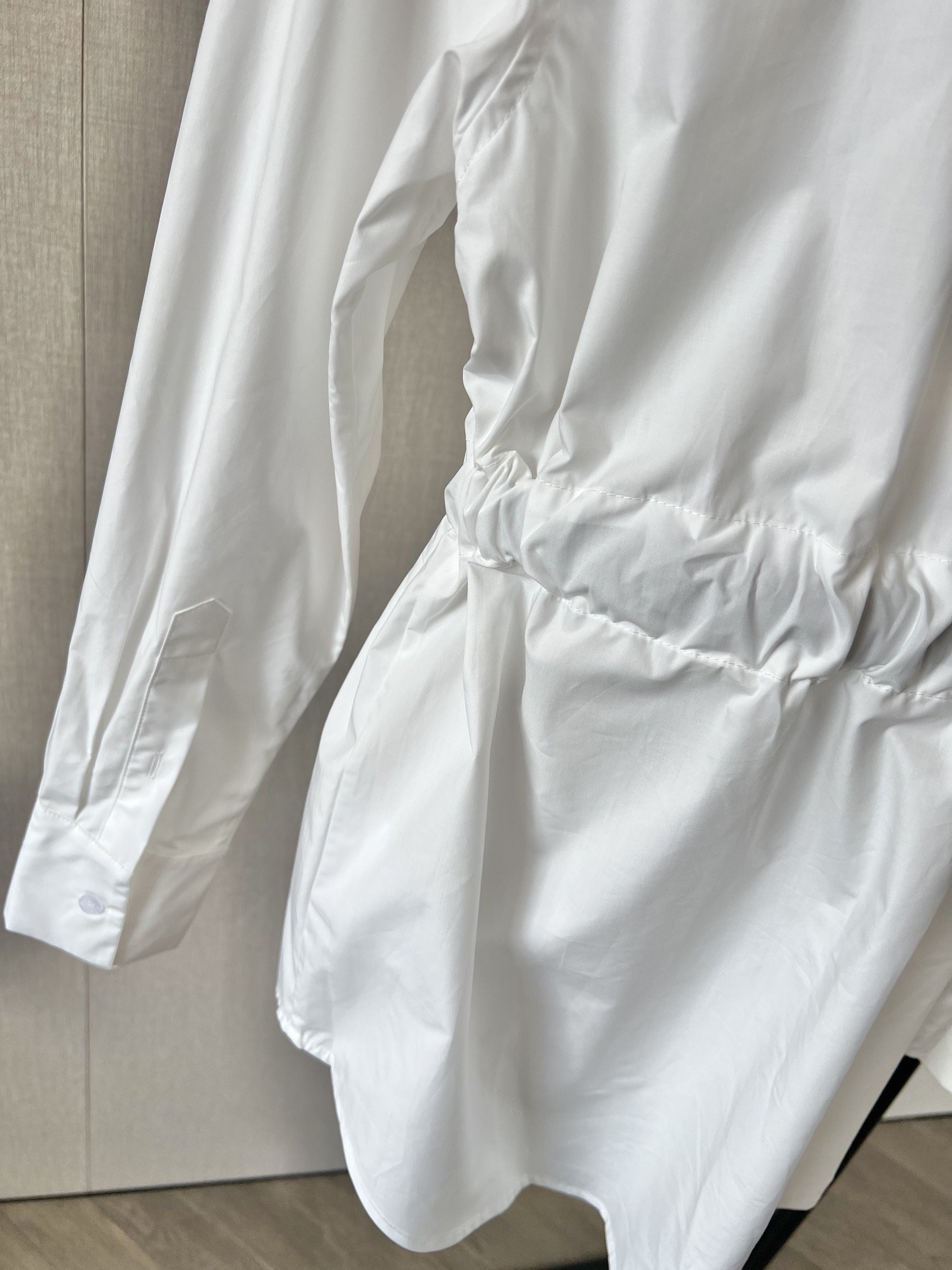 AW2024早春系列经典的黑白撞色搭配白色衬衣设计上了内嵌腰带摩登时尚定制激光纽扣细节拉满哈