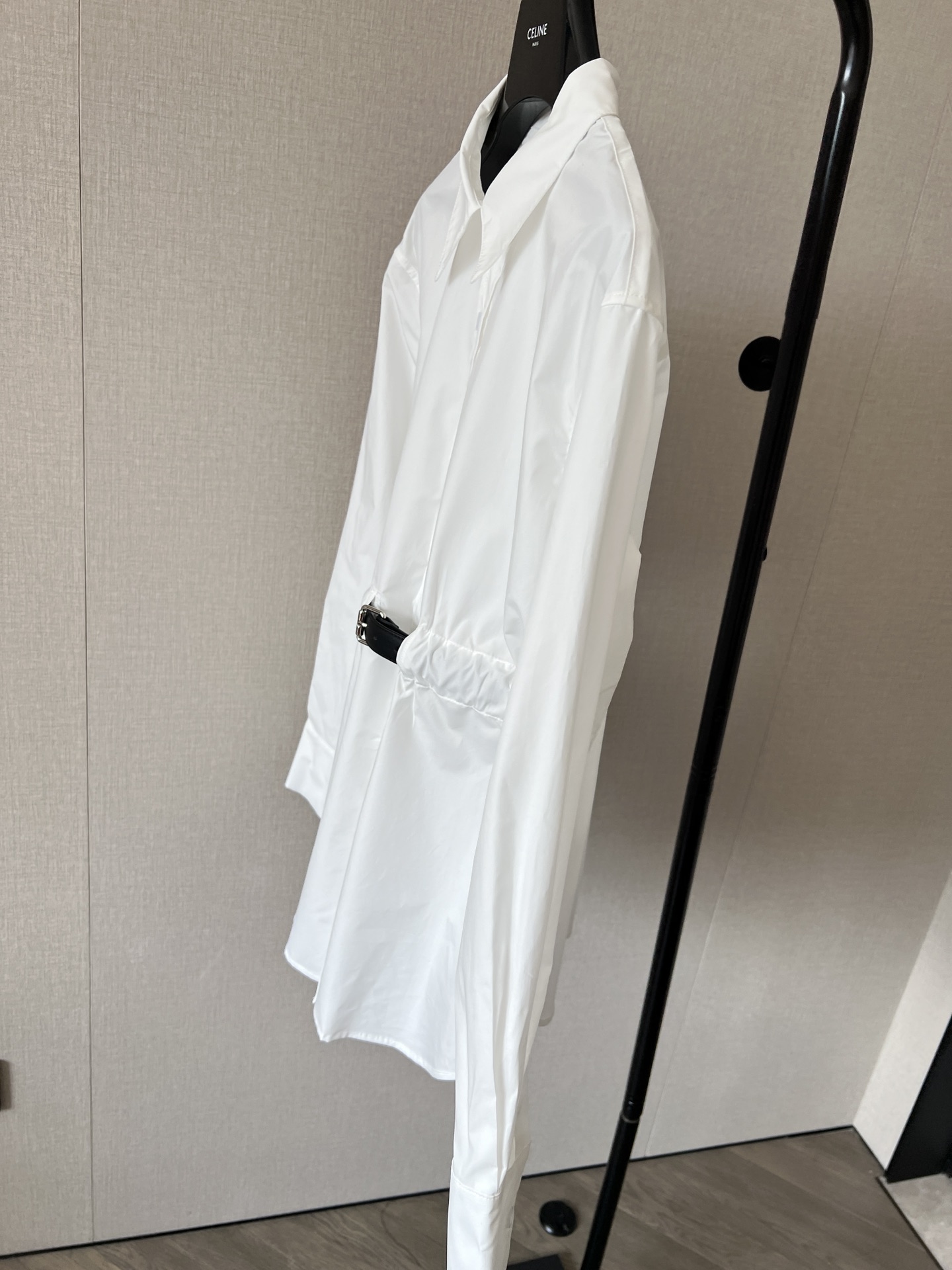 AW2024早春系列经典的黑白撞色搭配白色衬衣设计上了内嵌腰带摩登时尚定制激光纽扣细节拉满哈