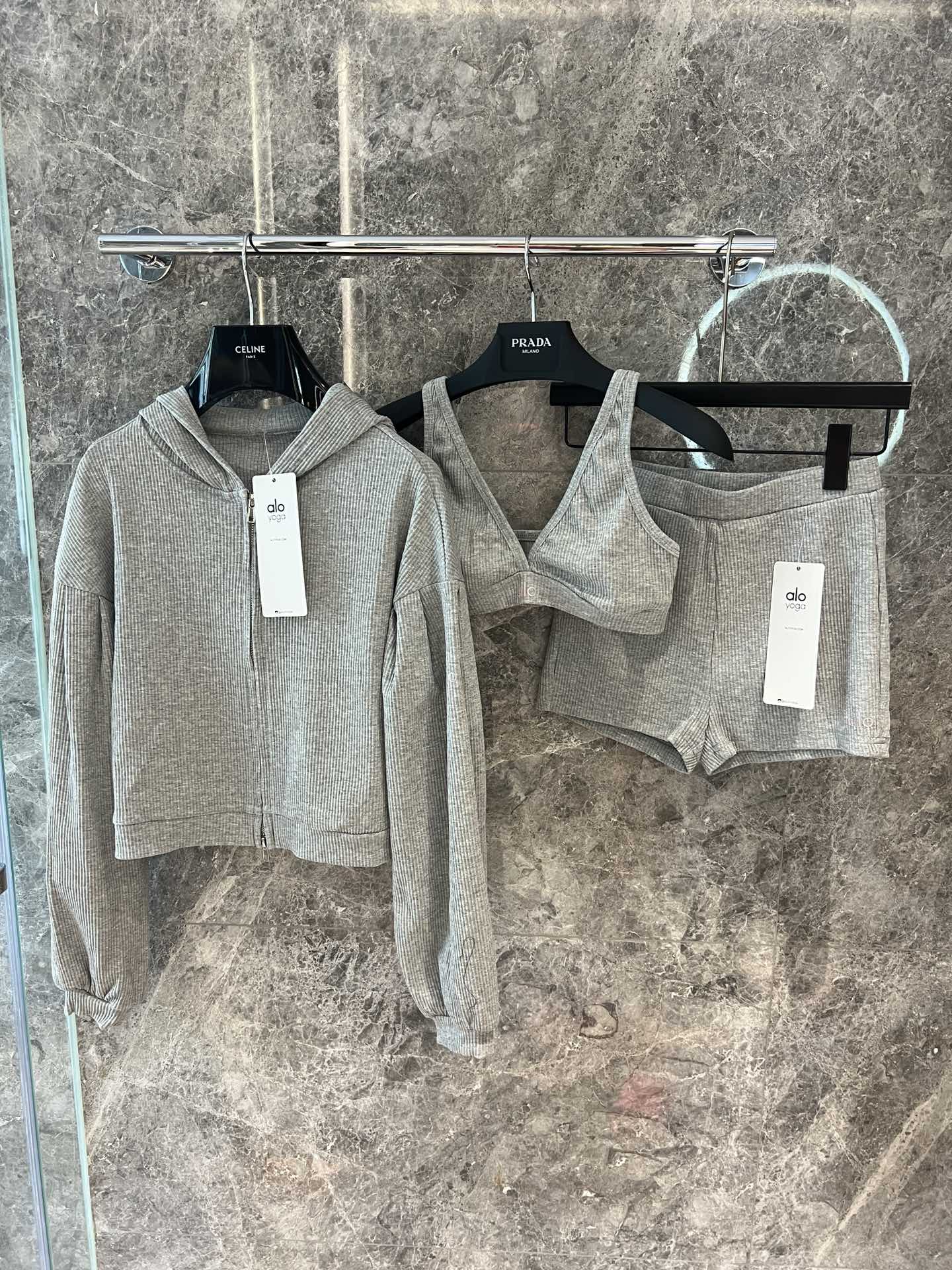 NO:315241,alo yoga yoga sports series yoga beats that are popular in the European and American fashion circles. Many European and American supermodels have sports outfits. Kendall Kylie. Selected items for sports. Yuan version to buy customization. Foreign trade export quality. Three-piece set is so beautiful. Soft and glutinous skin-friendly texture. Close your eyes and enter, alexander wang.19860909alo yoga 瑜伽运动系列 火遍欧美时尚圈的瑜伽拍子 众多欧美明星超模都有运动穿搭 Kendall Kylie 出街运动的选择的单品 元版购入定制 外贸出口品质 三件套太好看了 软软糯糯的亲肤质地 闭眼入,,alexander wang,Women's clothing