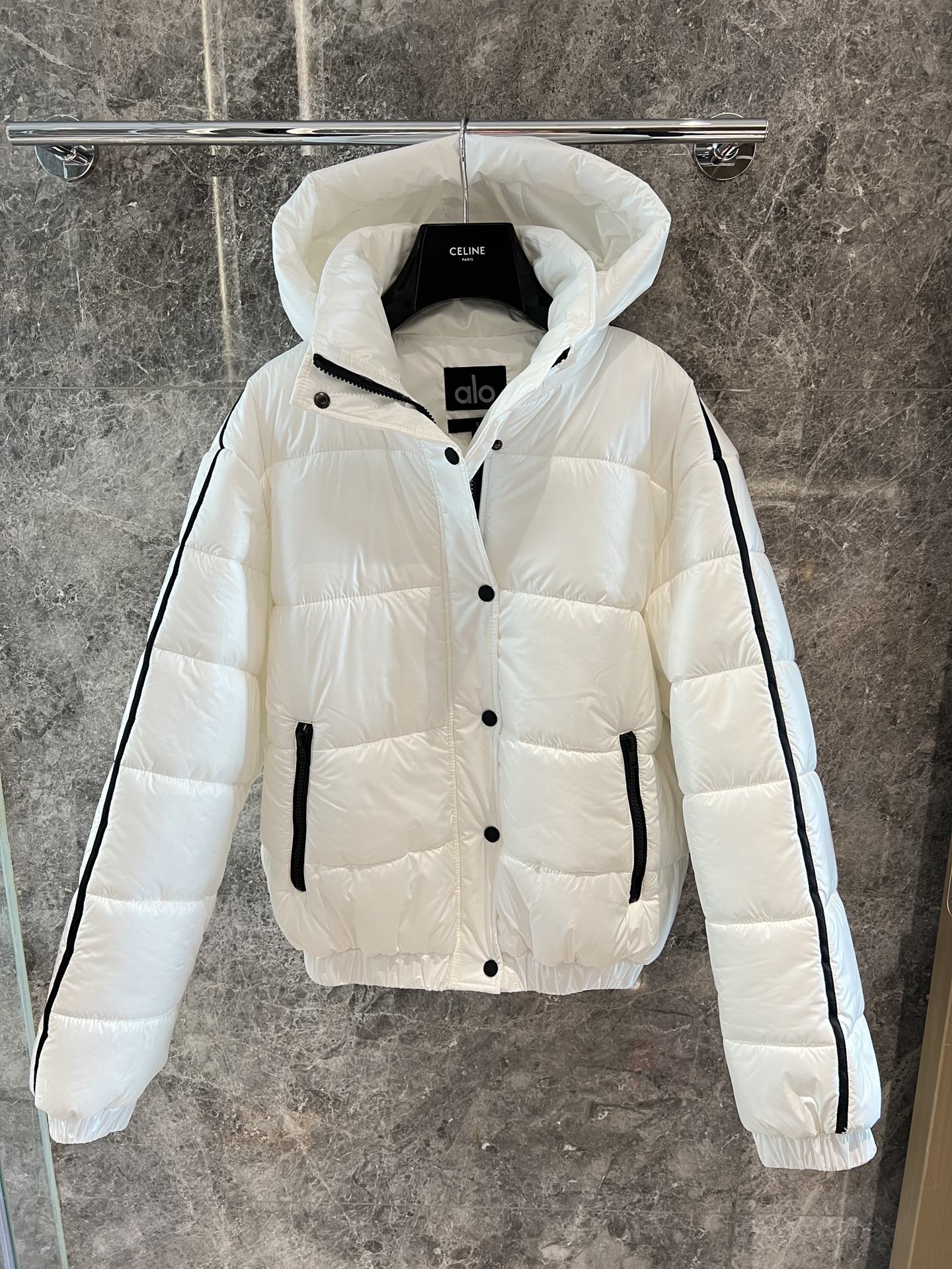 “Hard-core Women’s Suit: Dust-Proof Bags & New Products in Hot North American Brand”