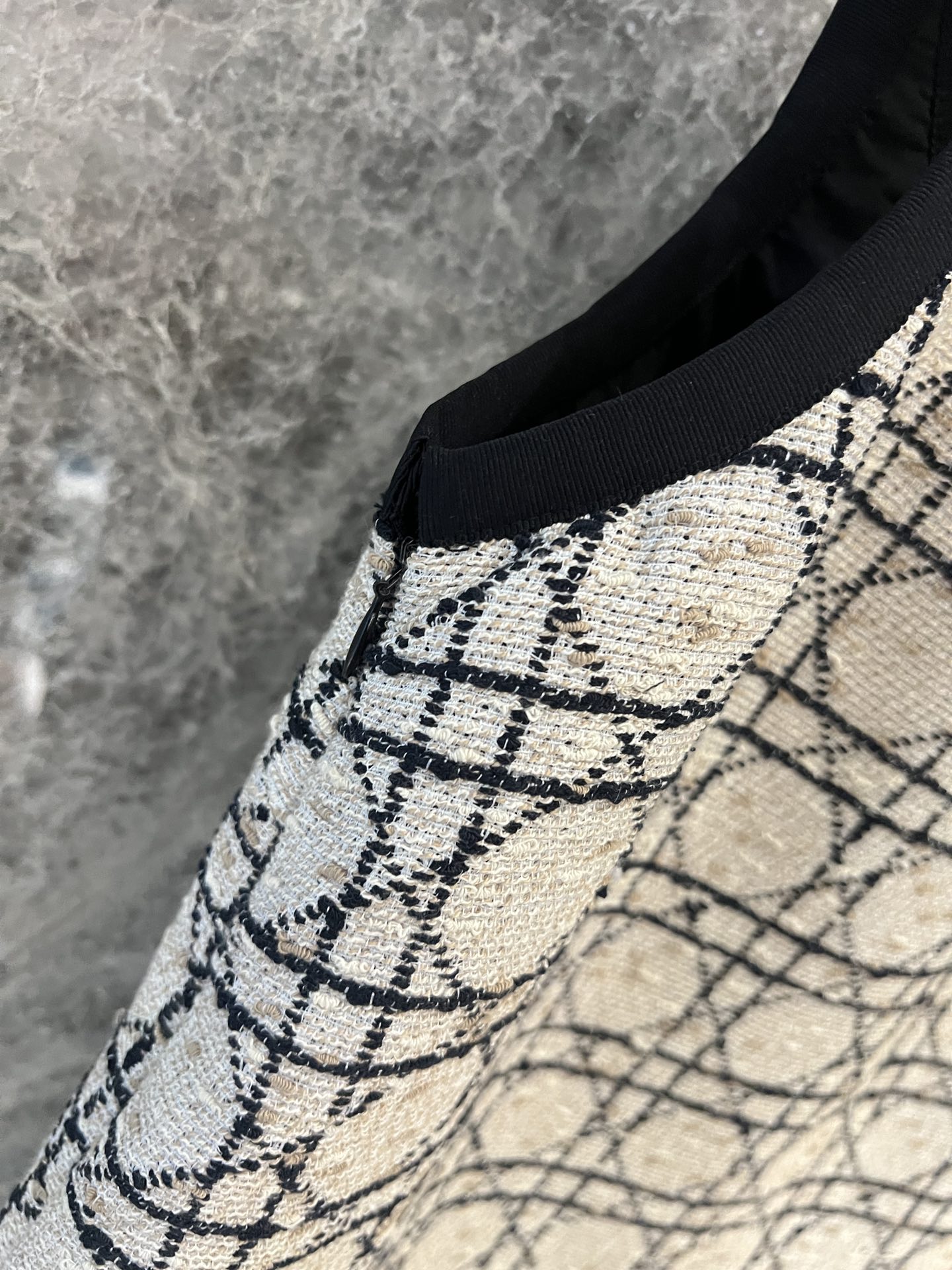 🛒新品上架‼️di*r 早春系列

25新款粗放编织面料系列款
经典吊带背心裙
重点就是立体剪裁和拼色包