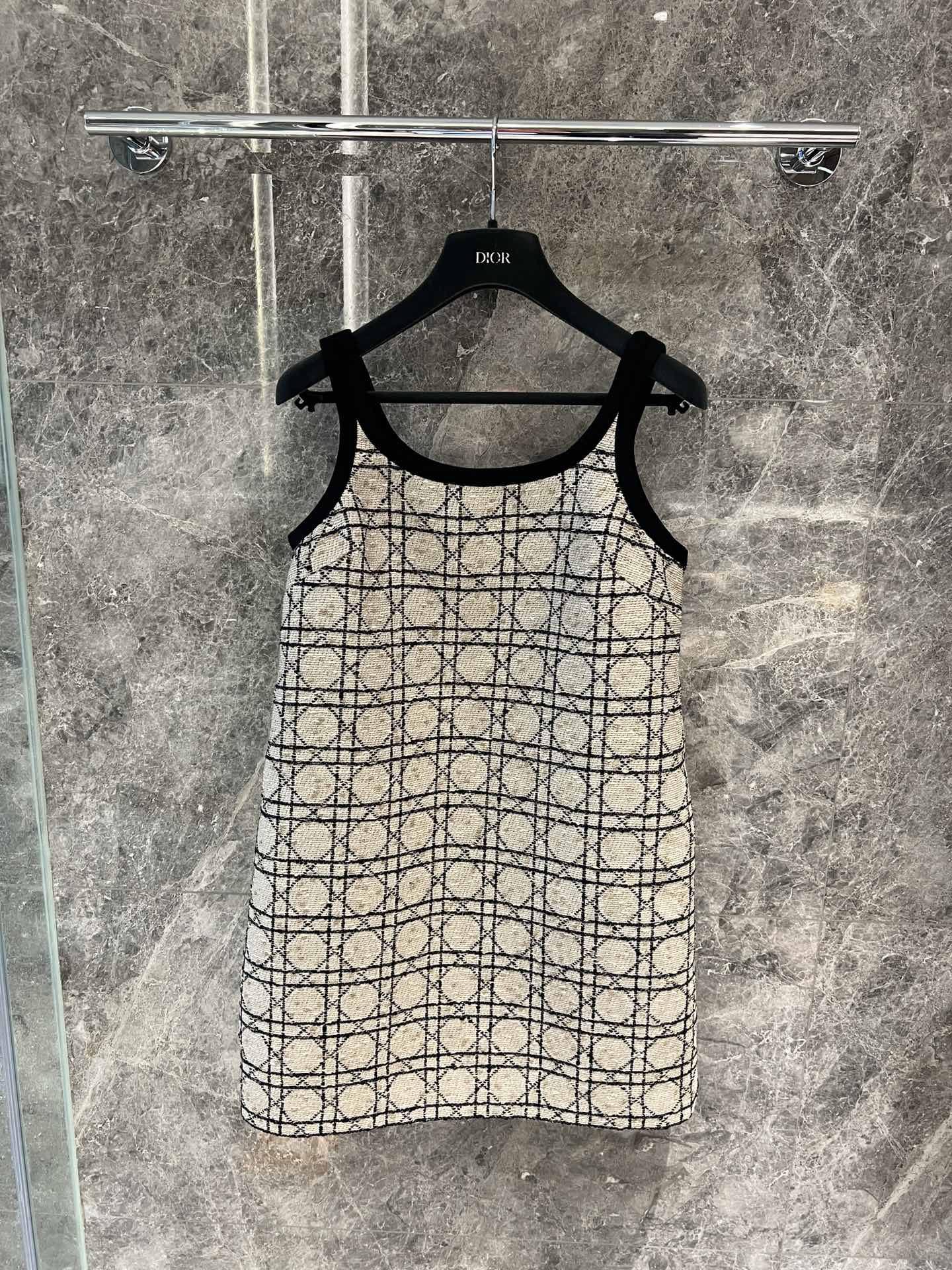 🛒新品上架‼️di*r 早春系列

25新款粗放编织面料系列款
经典吊带背心裙
重点就是立体剪裁和拼色包