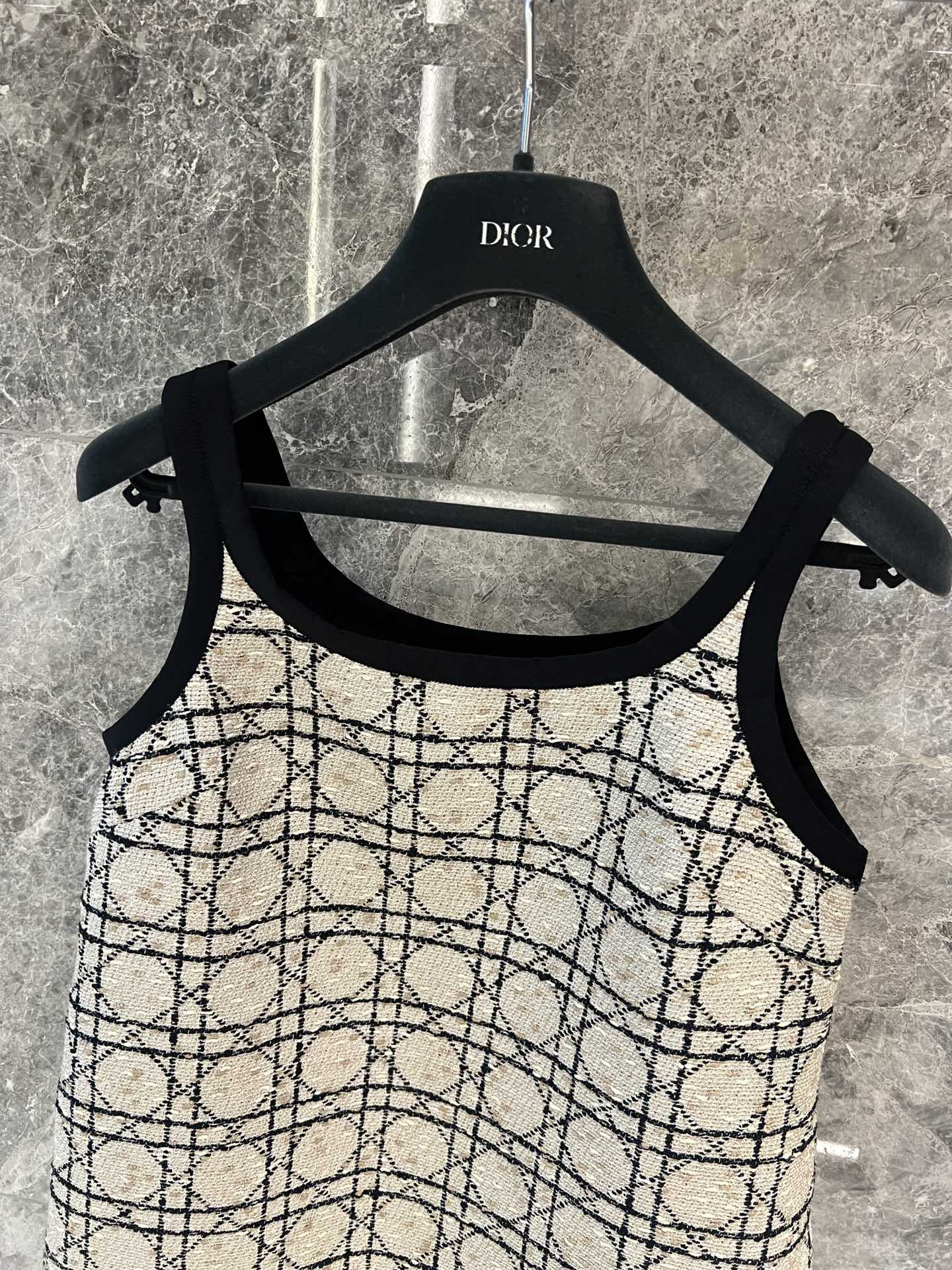 🛒新品上架‼️di*r 早春系列

25新款粗放编织面料系列款
经典吊带背心裙
重点就是立体剪裁和拼色包