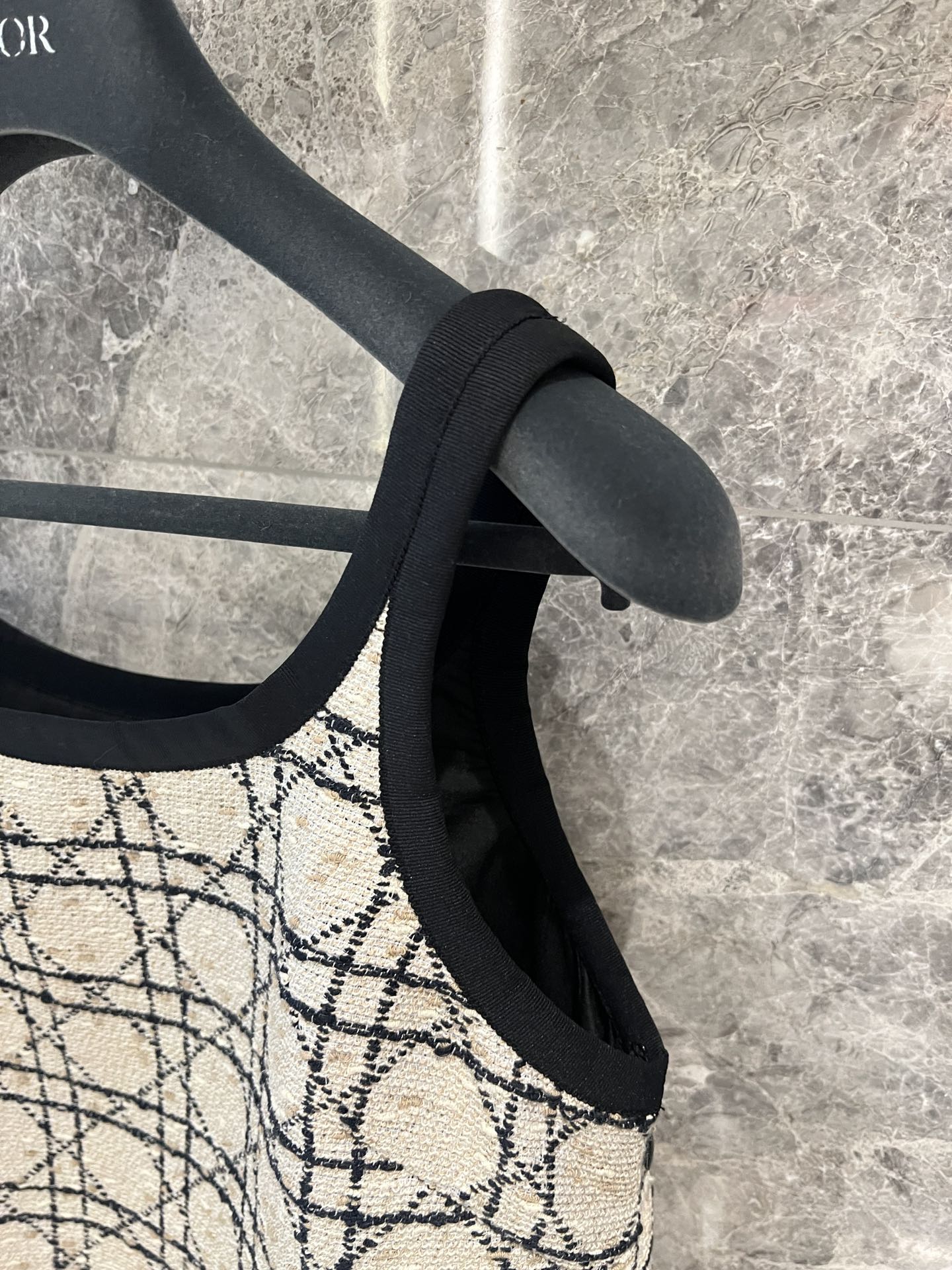 🛒新品上架‼️di*r 早春系列

25新款粗放编织面料系列款
经典吊带背心裙
重点就是立体剪裁和拼色包