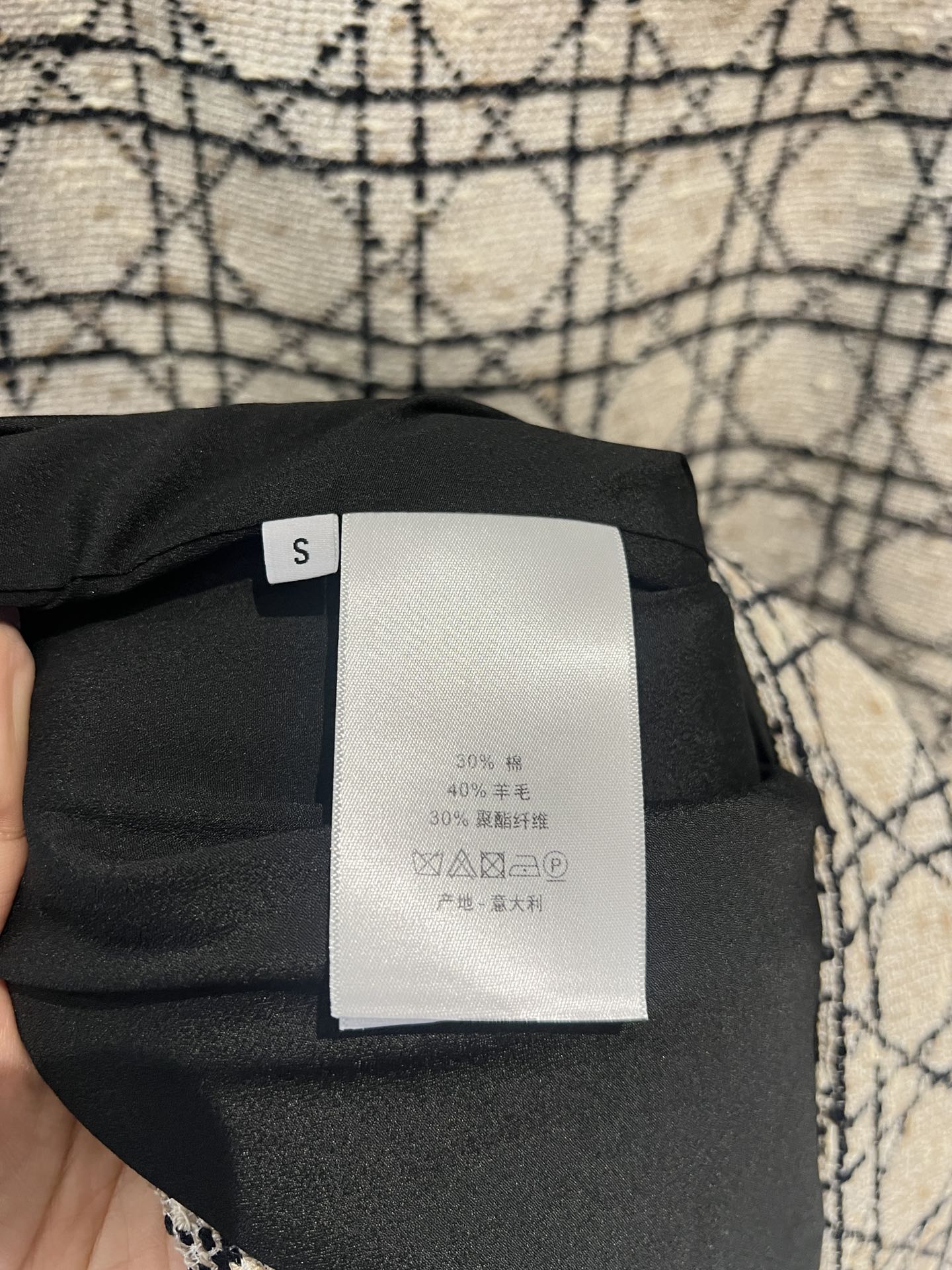 🛒新品上架‼️di*r 早春系列

25新款粗放编织面料系列款
经典吊带背心裙
重点就是立体剪裁和拼色包