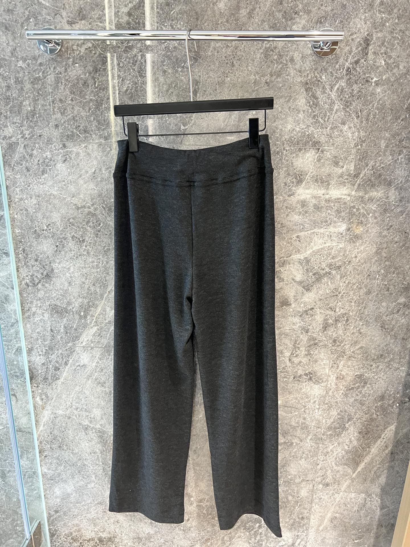 🛒新品上架‼️alo 早春系列

alo垂垂裤系列
软糯垂坠感的针织裤三个色
慵懒随性的风格
不论出街还
