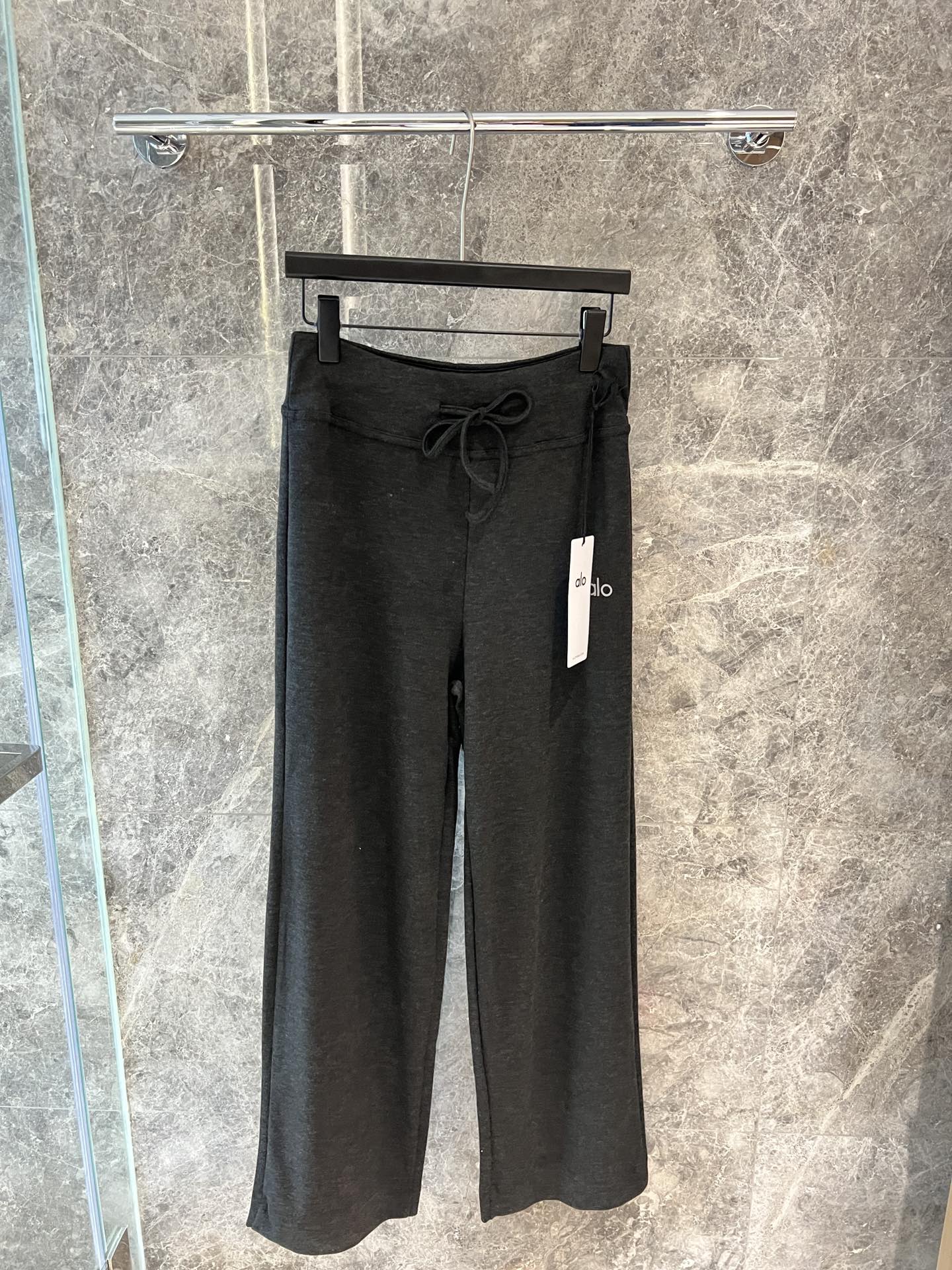🛒新品上架‼️alo 早春系列

alo垂垂裤系列
软糯垂坠感的针织裤三个色
慵懒随性的风格
不论出街还