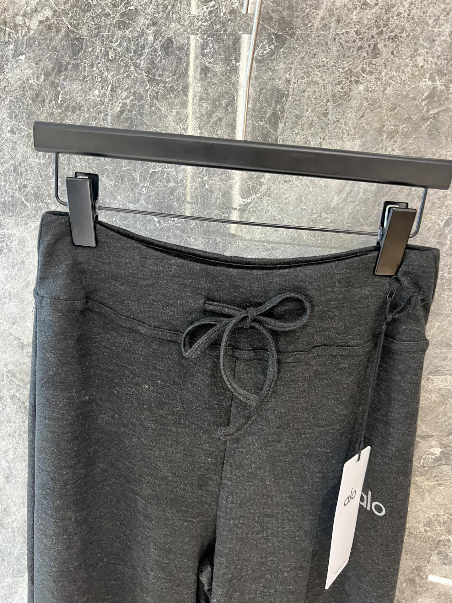 🛒新品上架‼️alo 早春系列

alo垂垂裤系列
软糯垂坠感的针织裤三个色
慵懒随性的风格
不论出街还