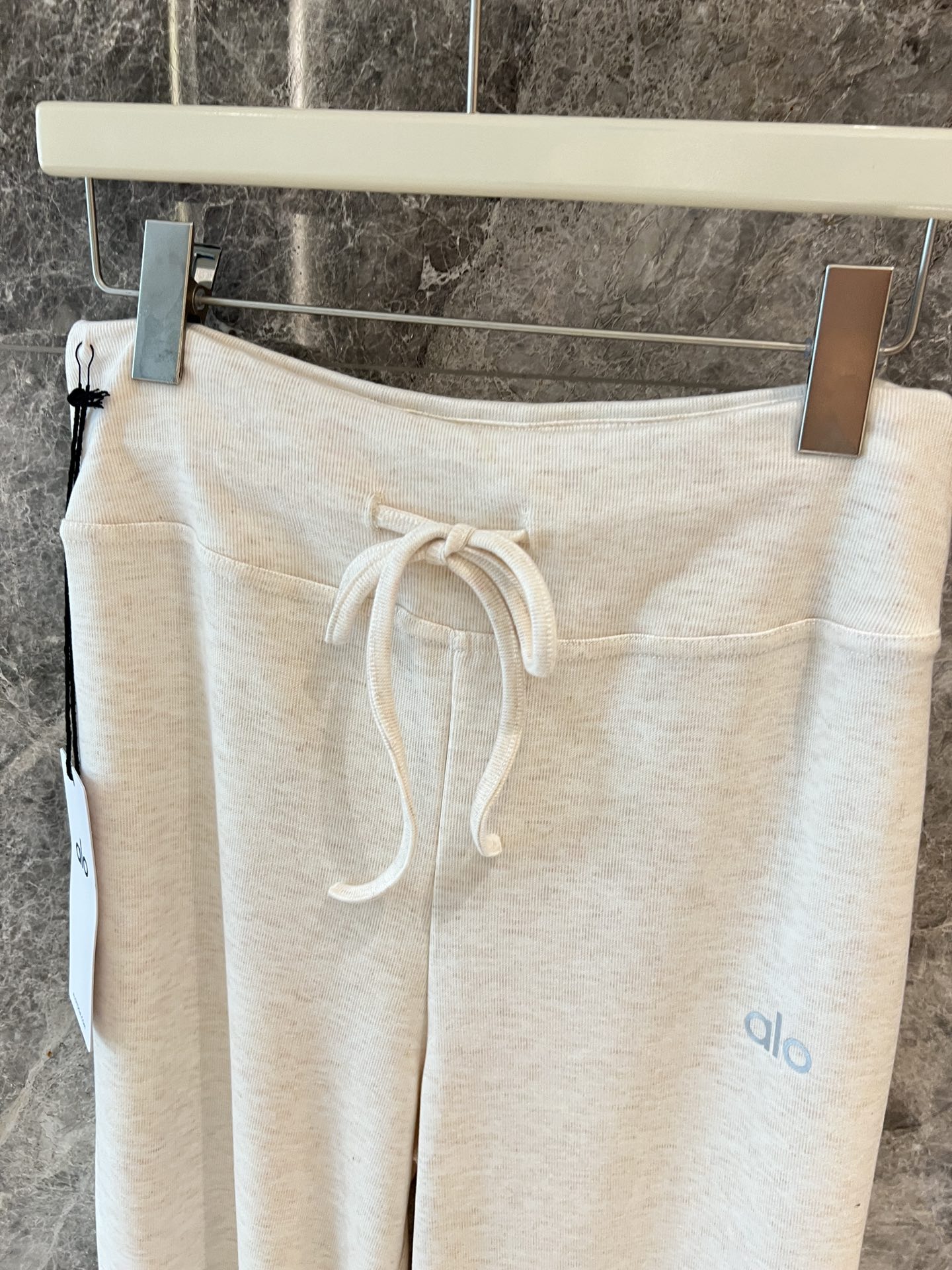 🛒新品上架‼️alo 早春系列

alo垂垂裤系列
软糯垂坠感的针织裤三个色
慵懒随性的风格
不论出街还