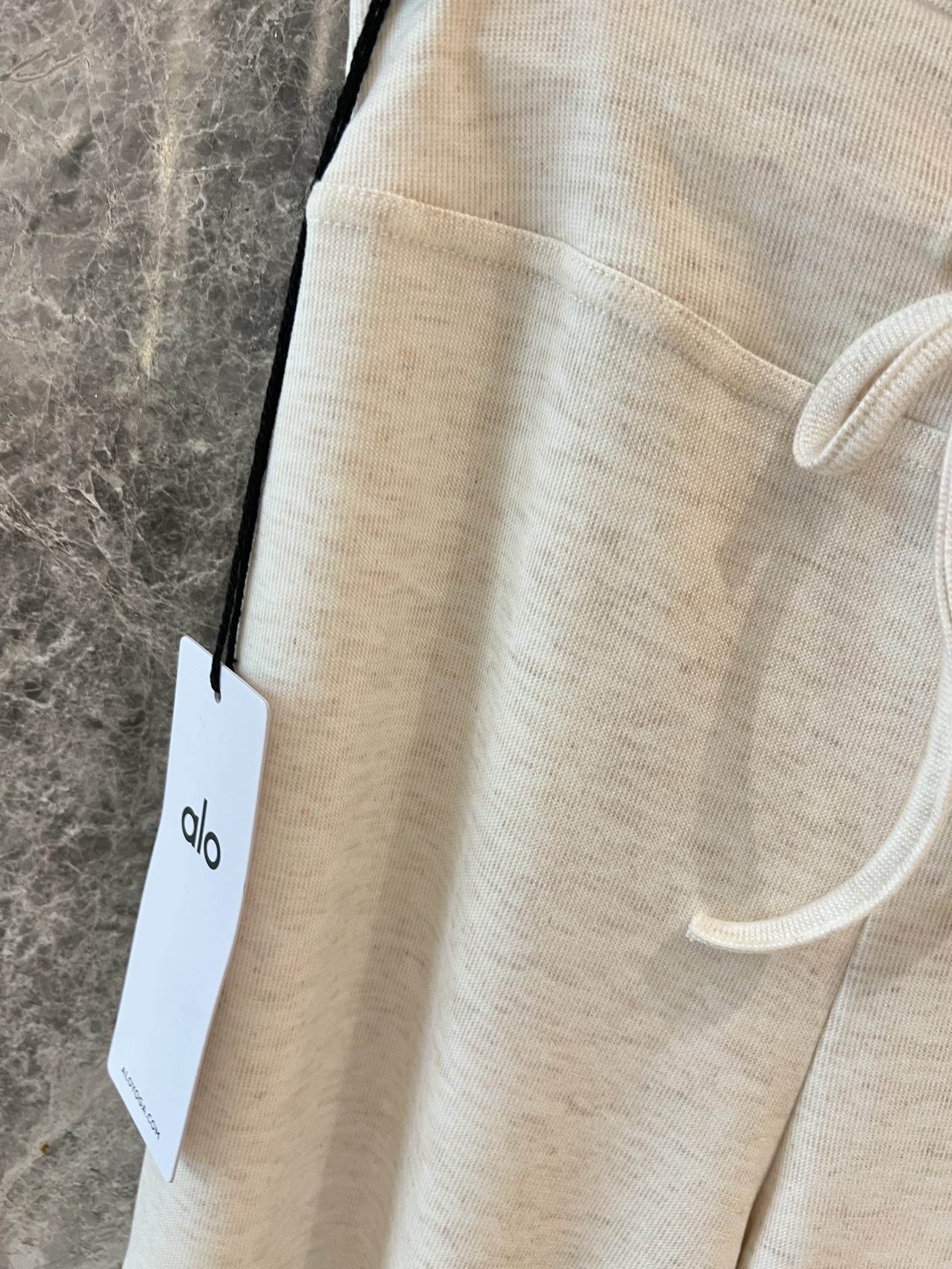🛒新品上架‼️alo 早春系列

alo垂垂裤系列
软糯垂坠感的针织裤三个色
慵懒随性的风格
不论出街还