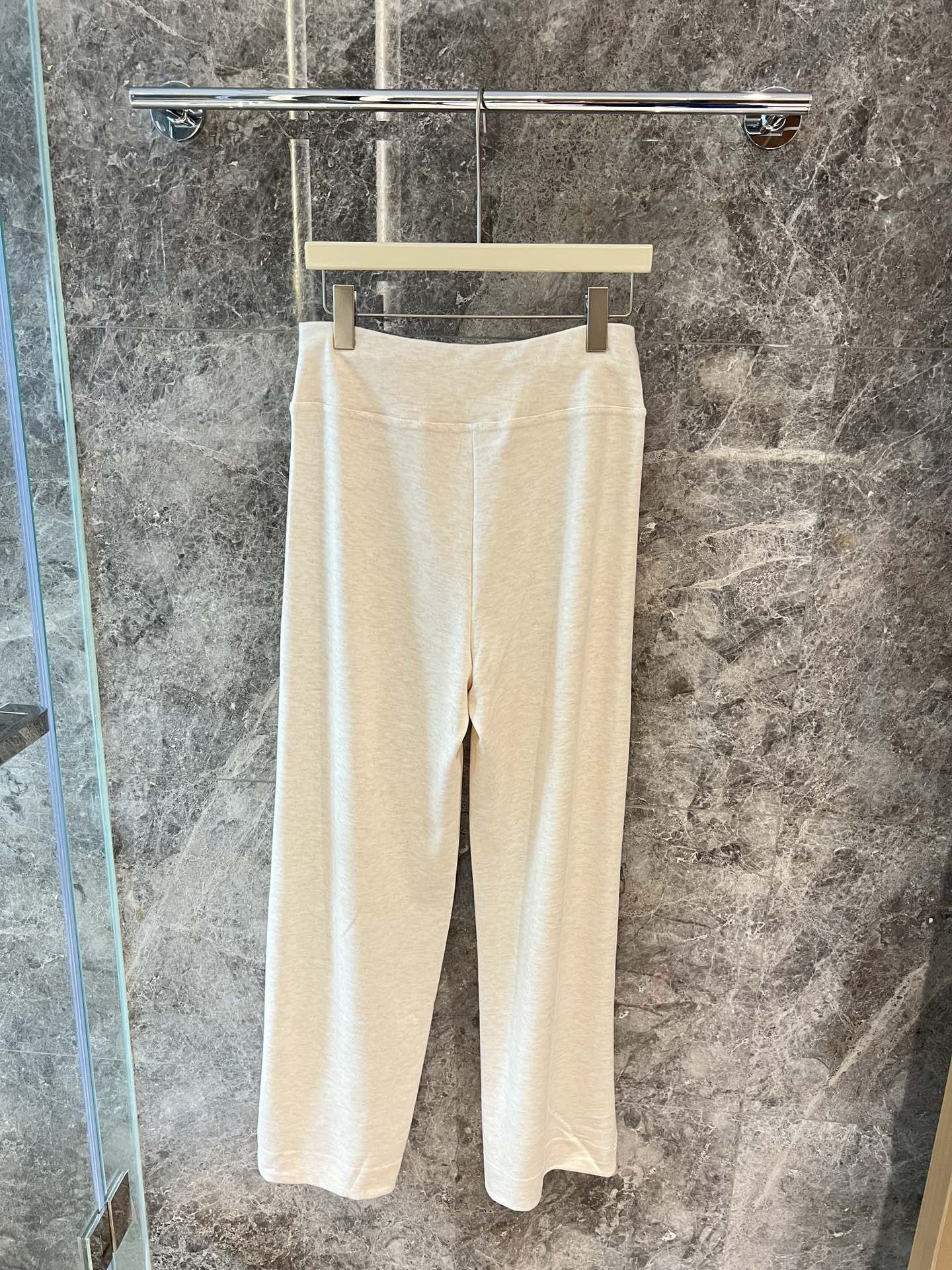 🛒新品上架‼️alo 早春系列

alo垂垂裤系列
软糯垂坠感的针织裤三个色
慵懒随性的风格
不论出街还