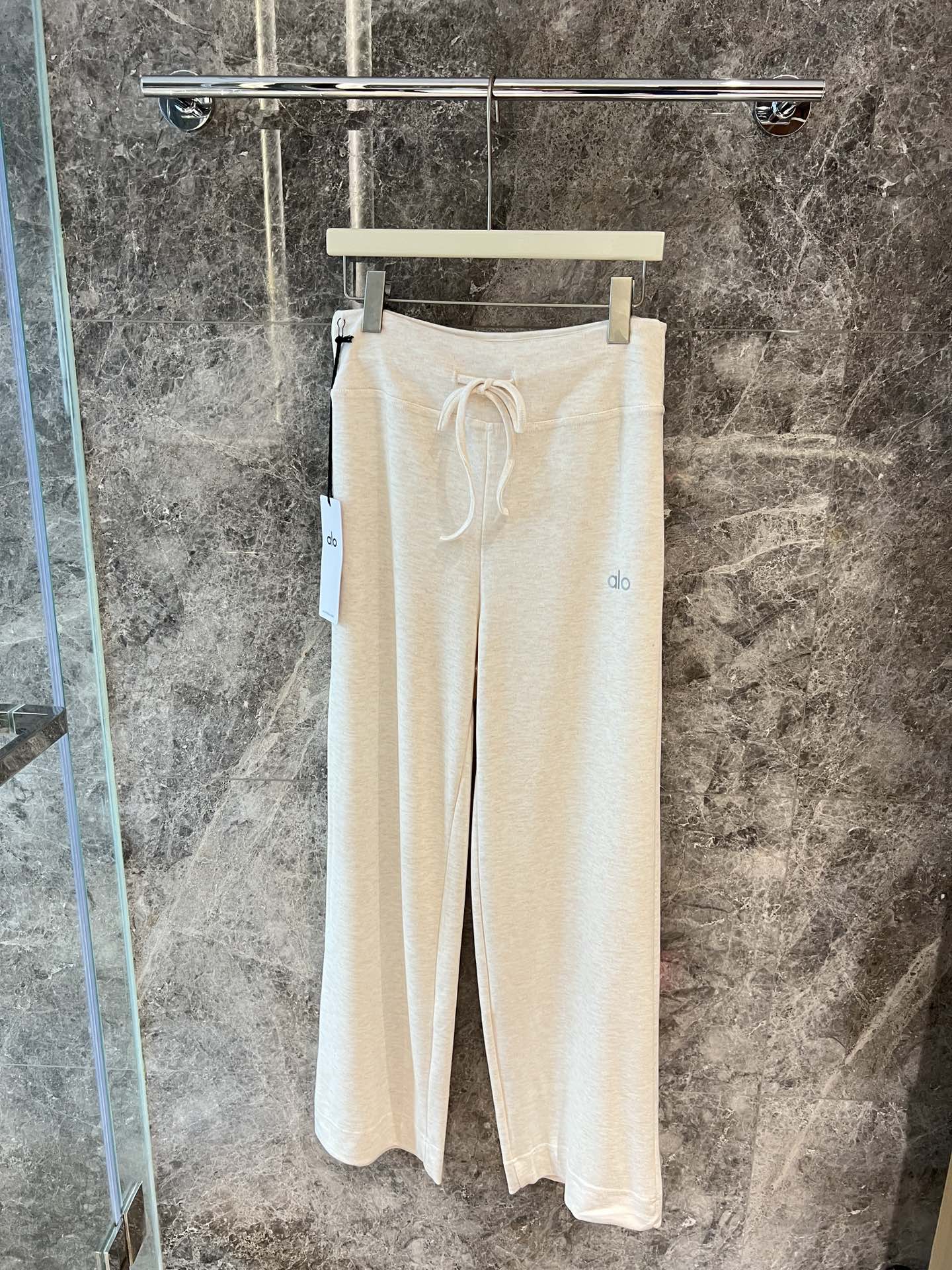 🛒新品上架‼️alo 早春系列

alo垂垂裤系列
软糯垂坠感的针织裤三个色
慵懒随性的风格
不论出街还