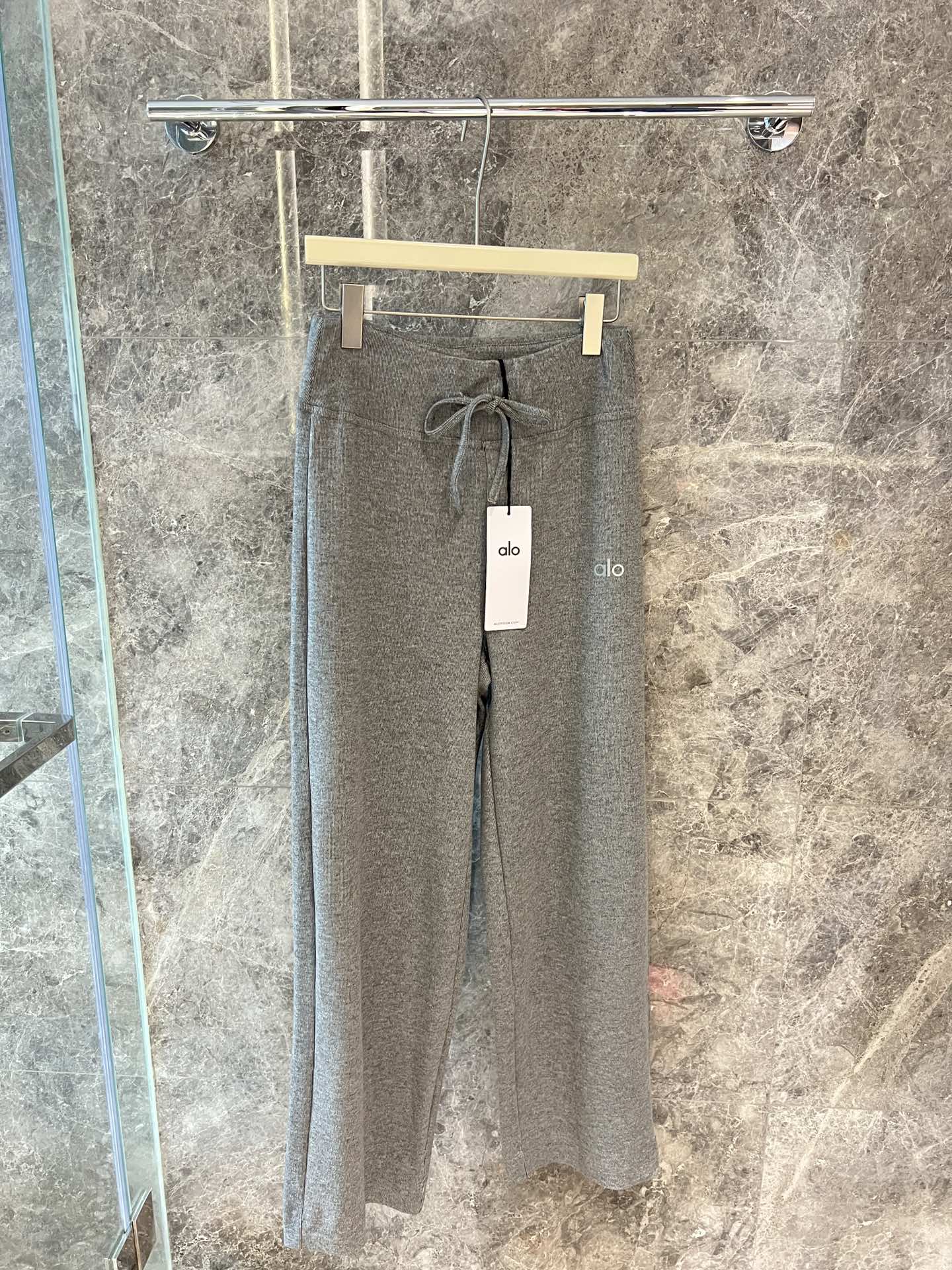 🛒新品上架‼️alo 早春系列

alo垂垂裤系列
软糯垂坠感的针织裤三个色
慵懒随性的风格
不论出街还