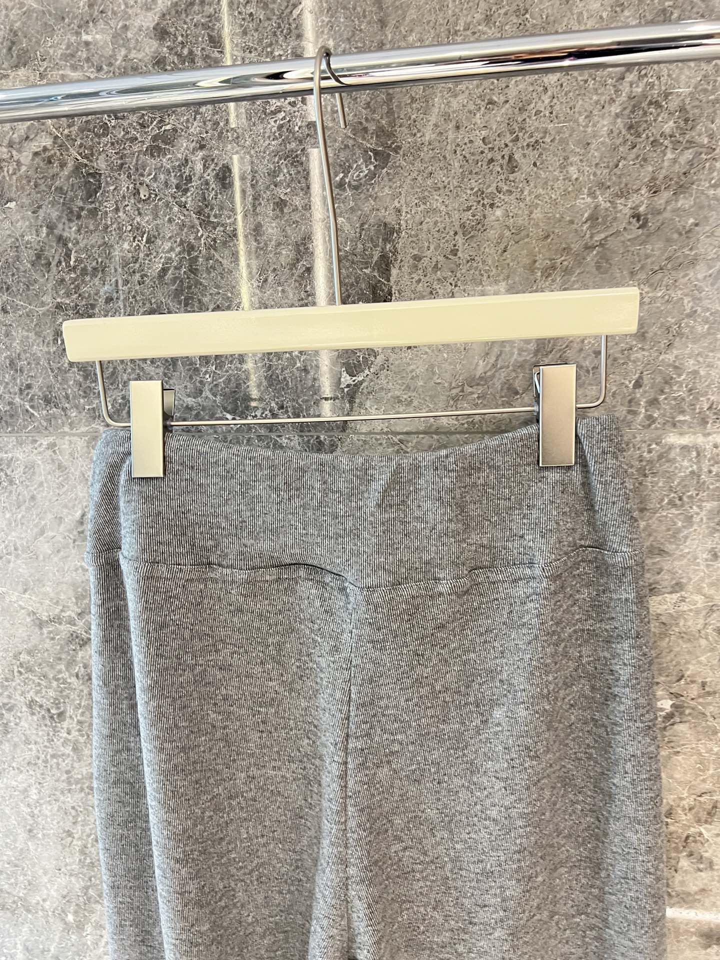 🛒新品上架‼️alo 早春系列

alo垂垂裤系列
软糯垂坠感的针织裤三个色
慵懒随性的风格
不论出街还