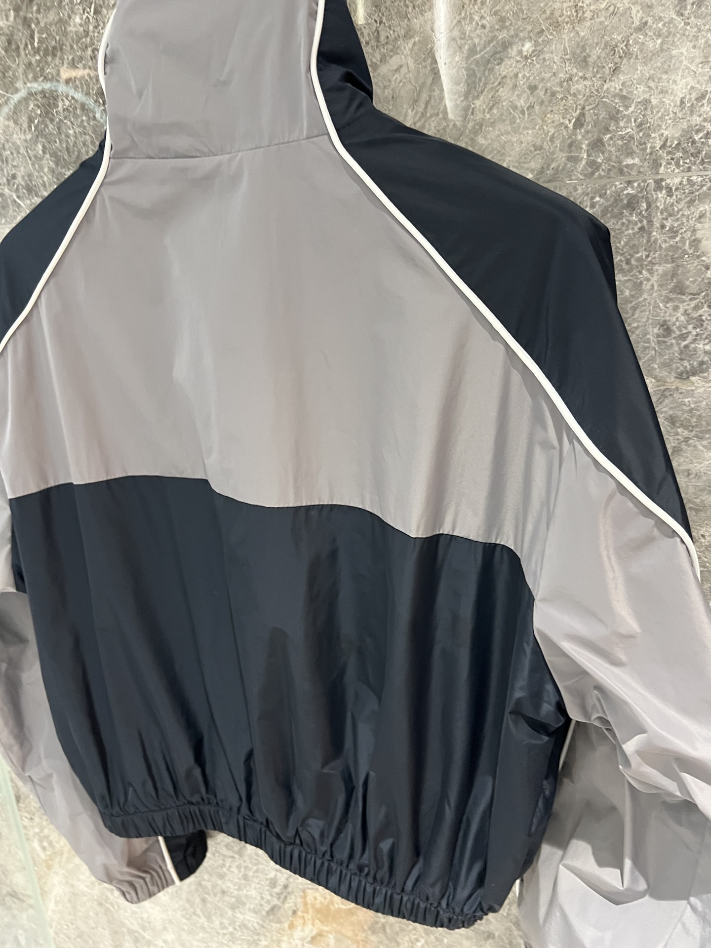 🛒新品上架‼️M1u 早春系列新品

撞色设计时尚青春
拼接工艺好看是好看 
但是真的复杂
高档尼龙材质