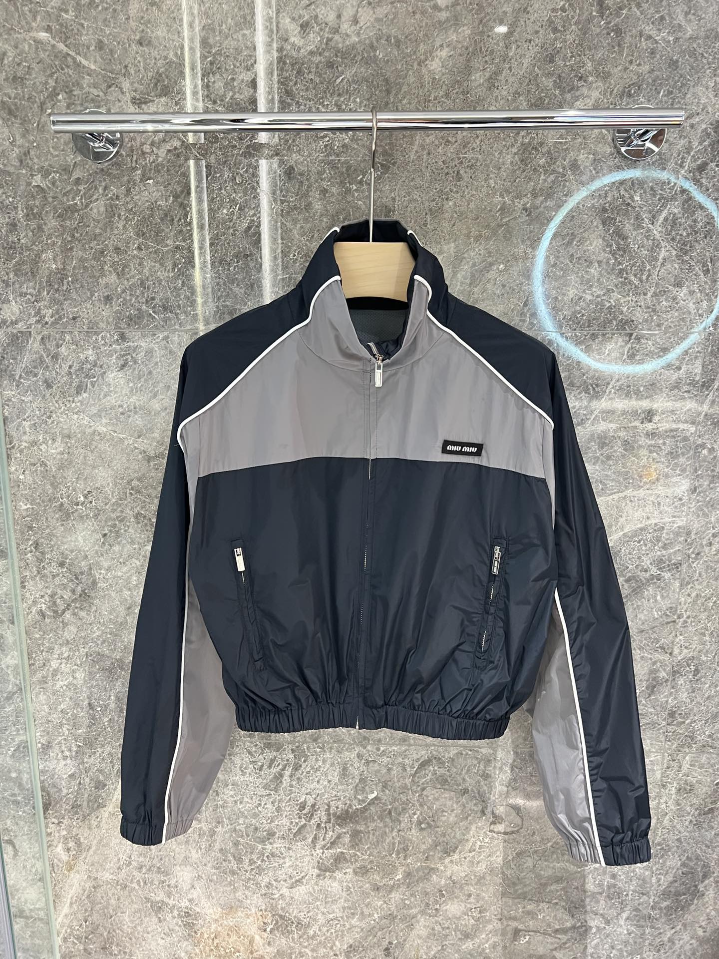 🛒新品上架‼️M1u 早春系列新品

撞色设计时尚青春
拼接工艺好看是好看 
但是真的复杂
高档尼龙材质
