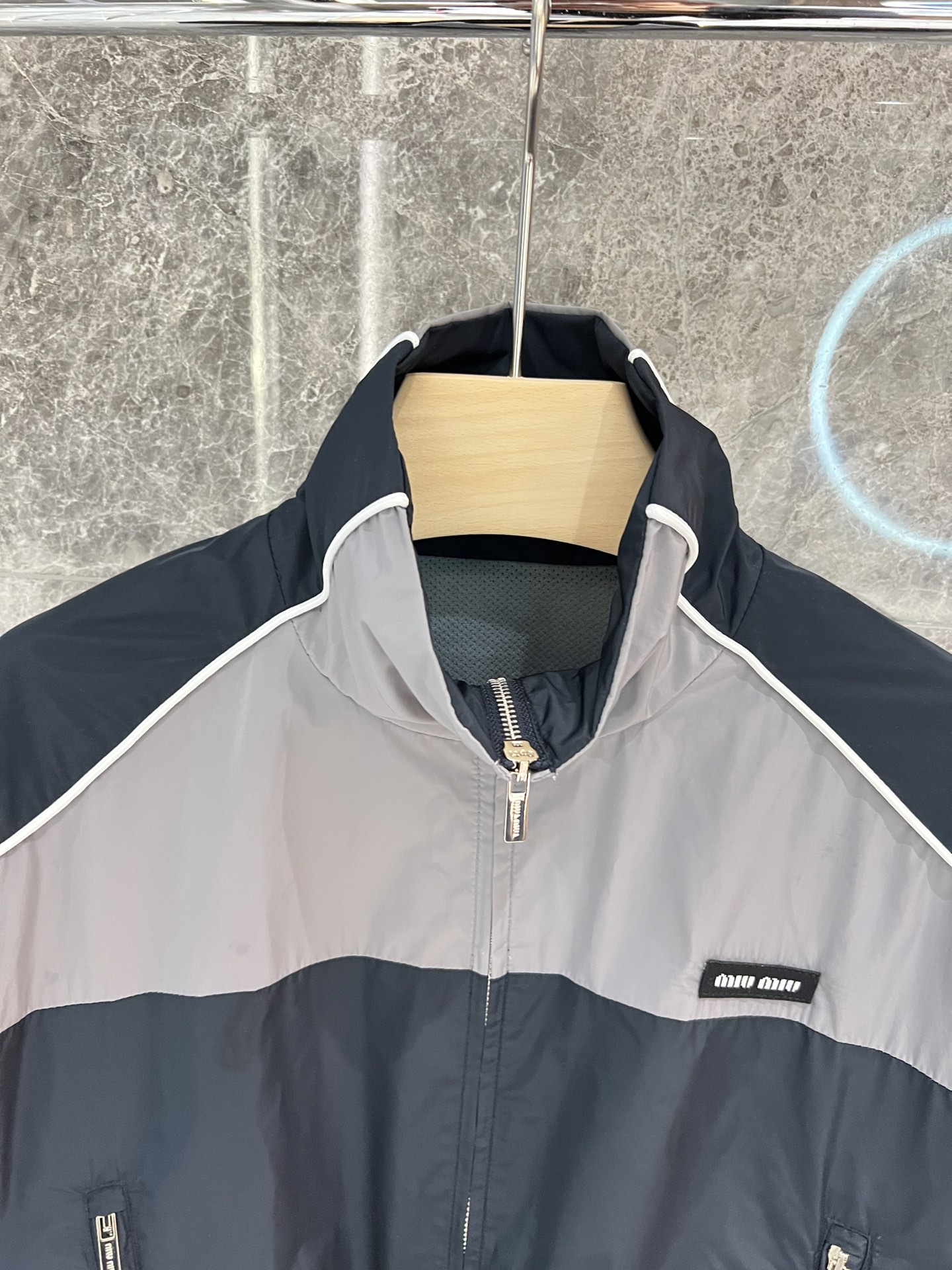 🛒新品上架‼️M1u 早春系列新品

撞色设计时尚青春
拼接工艺好看是好看 
但是真的复杂
高档尼龙材质