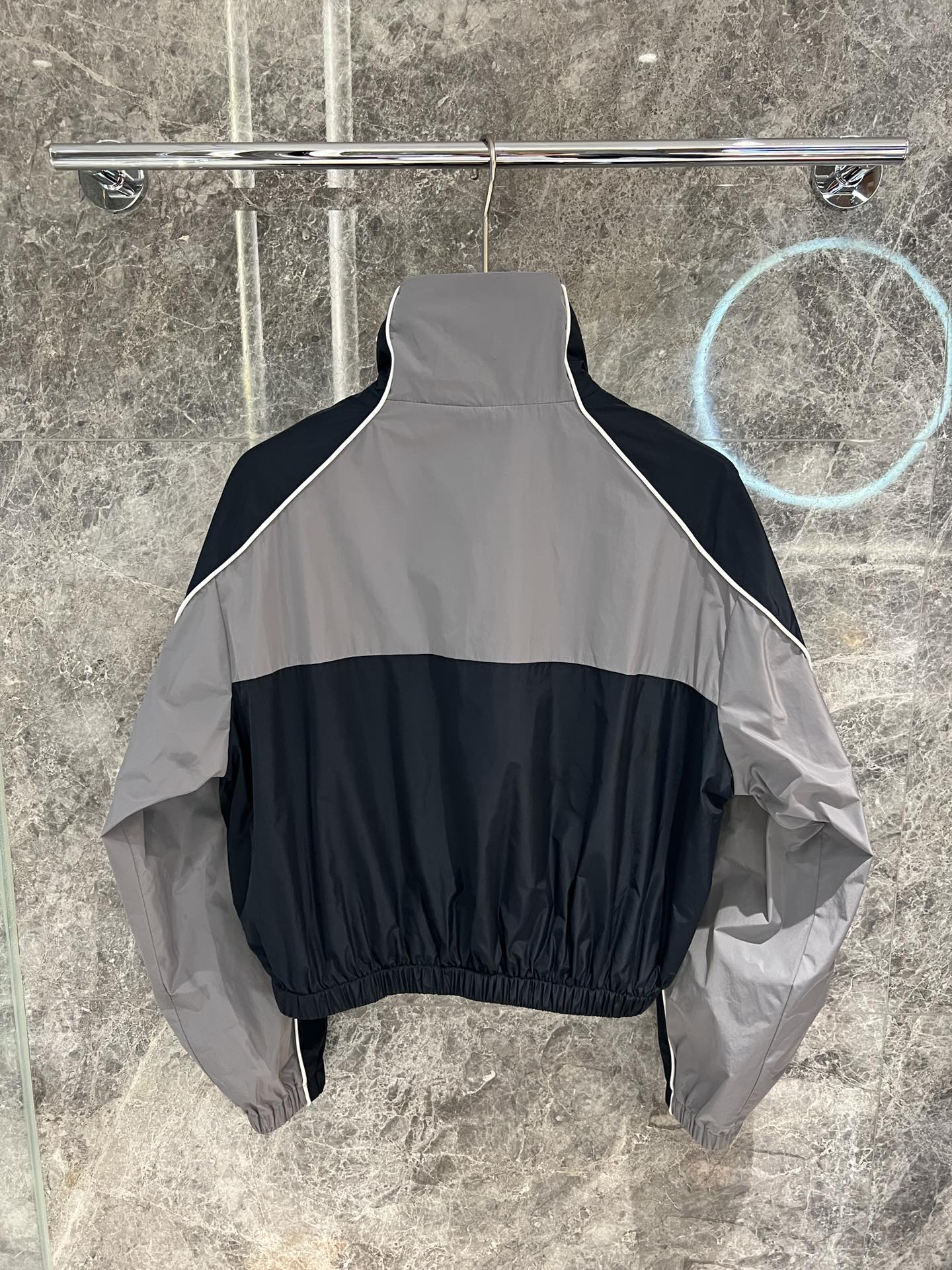 🛒新品上架‼️M1u 早春系列新品

撞色设计时尚青春
拼接工艺好看是好看 
但是真的复杂
高档尼龙材质