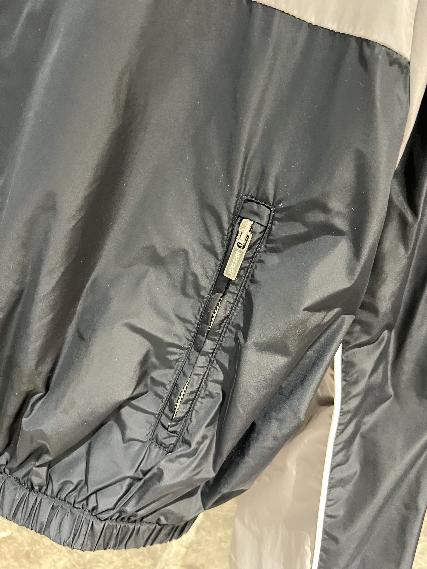 🛒新品上架‼️M1u 早春系列新品

撞色设计时尚青春
拼接工艺好看是好看 
但是真的复杂
高档尼龙材质