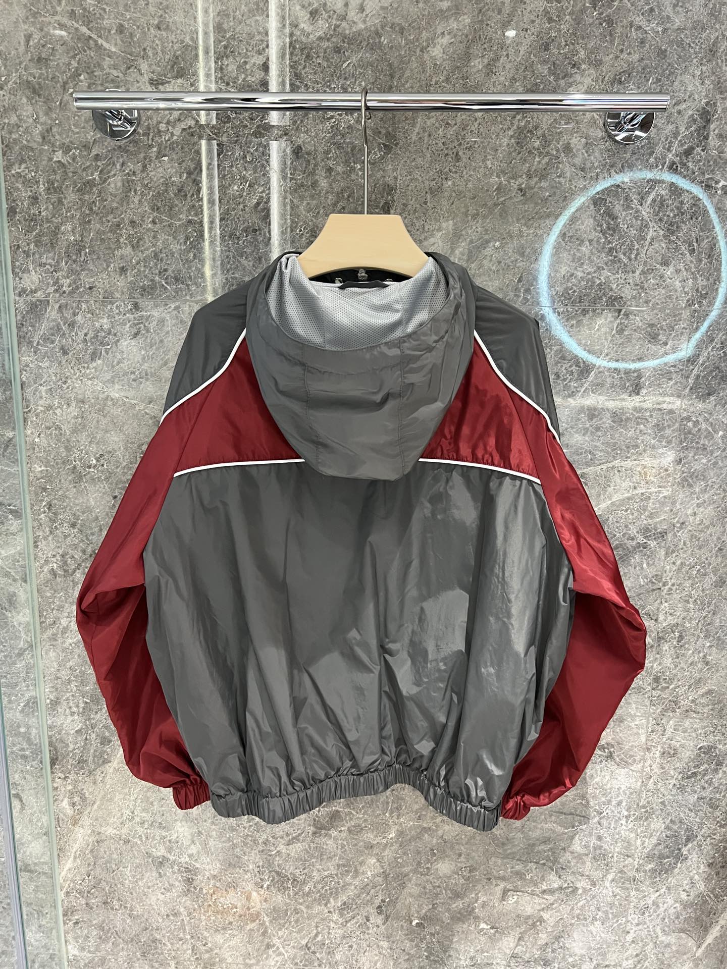 🛒新品上架‼️M1u 早春系列

超好看的撞色尼龙外套
休闲时尚 叠穿超时髦
重工拼接工艺 复杂精致看得