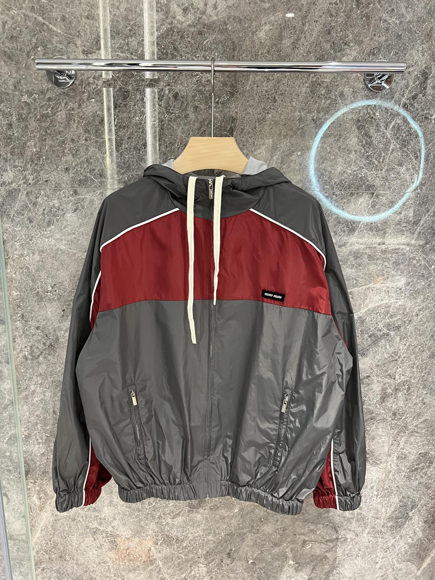 🛒新品上架‼️M1u 早春系列

超好看的撞色尼龙外套
休闲时尚 叠穿超时髦
重工拼接工艺 复杂精致看得