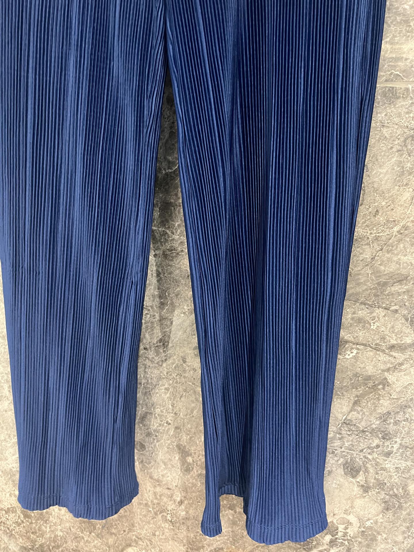 🛒新品上架‼️alo 早春系列

超级无敌显腿长的压褶神裤
定制压褶工艺 定制alo贴标
垂垂的飘逸面料