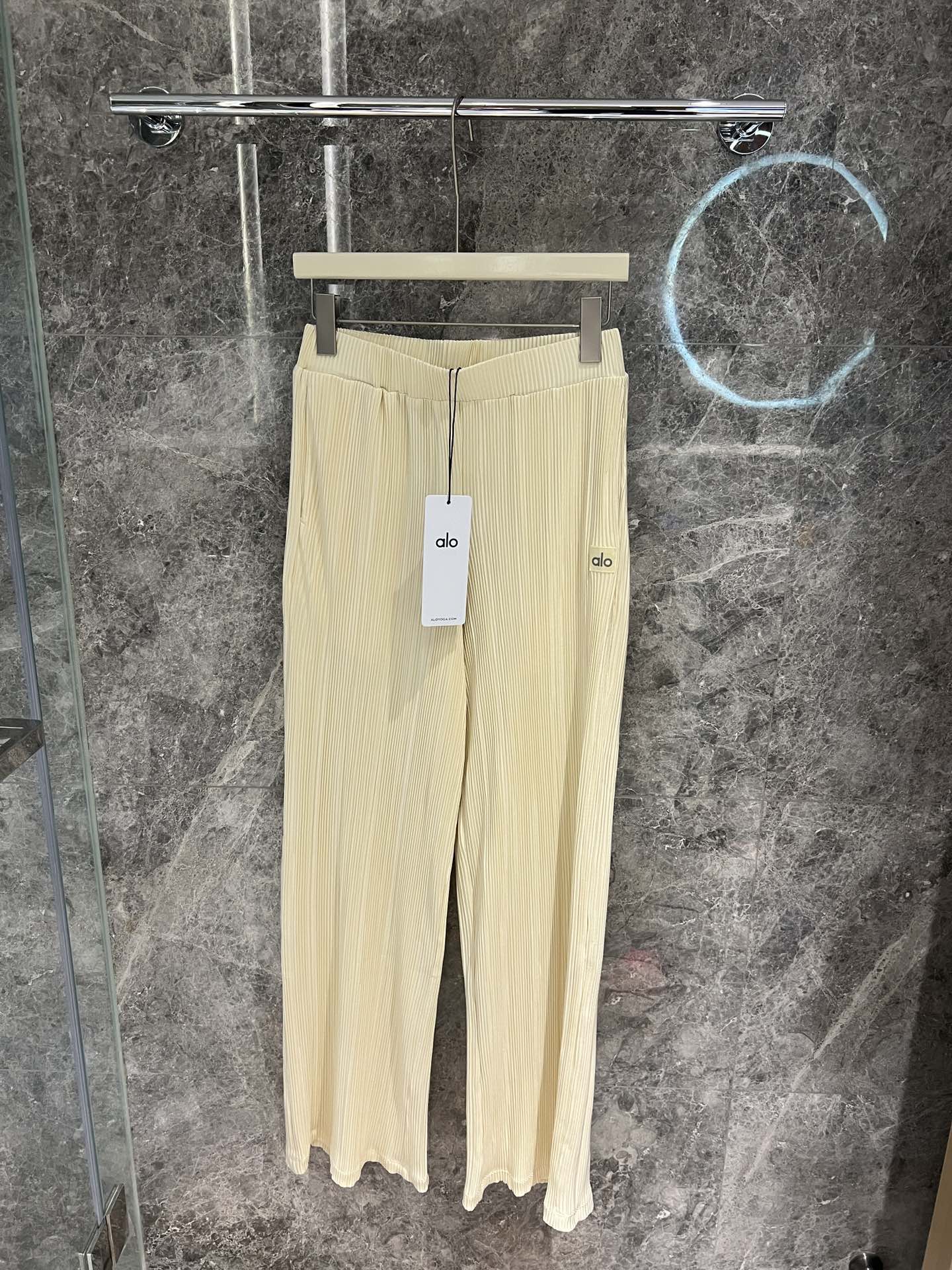 🛒新品上架‼️alo 早春系列

超级无敌显腿长的压褶神裤
定制压褶工艺 定制alo贴标
垂垂的飘逸面料