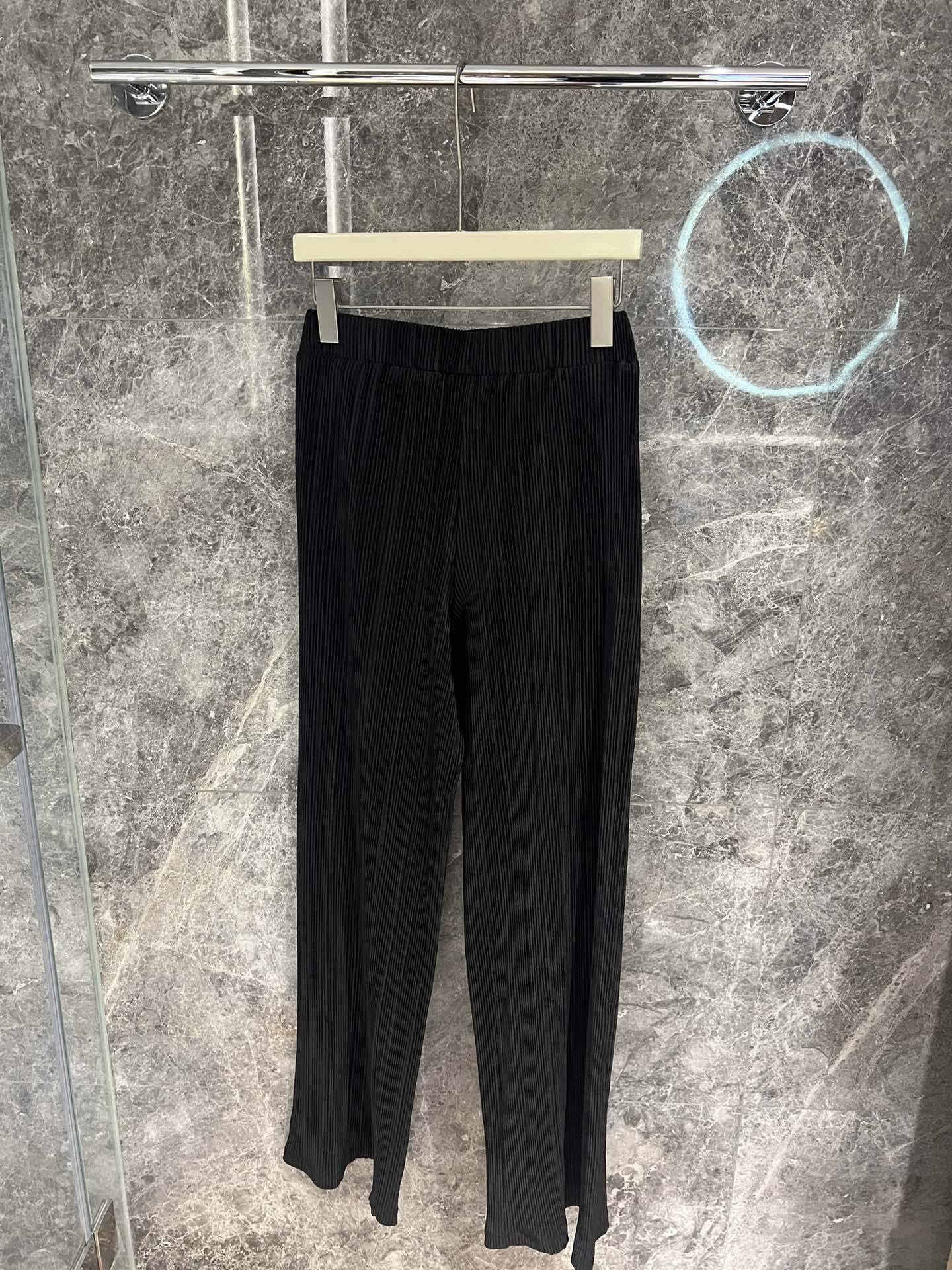🛒新品上架‼️alo 早春系列

超级无敌显腿长的压褶神裤
定制压褶工艺 定制alo贴标
垂垂的飘逸面料