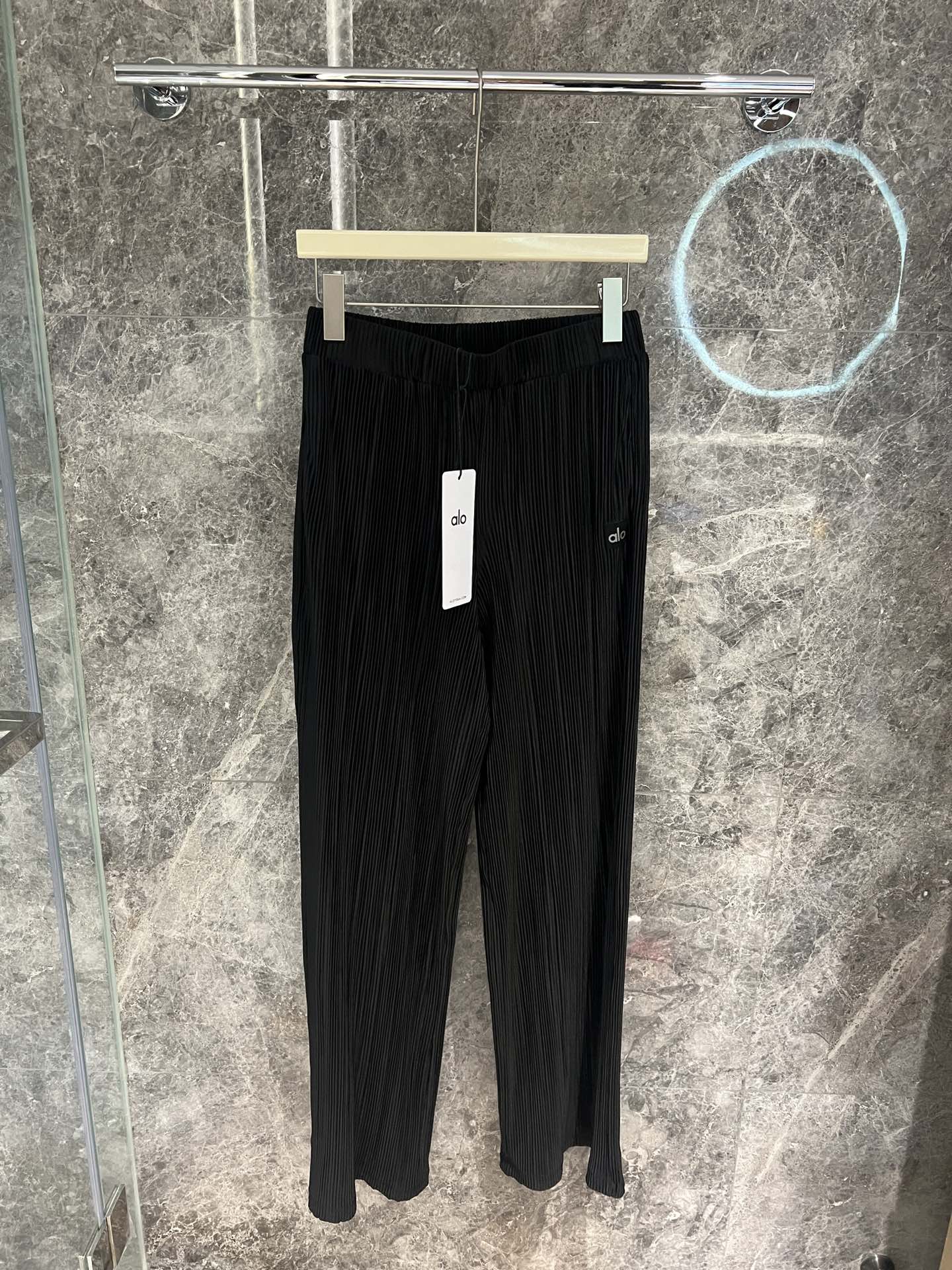 🛒新品上架‼️alo 早春系列

超级无敌显腿长的压褶神裤
定制压褶工艺 定制alo贴标
垂垂的飘逸面料