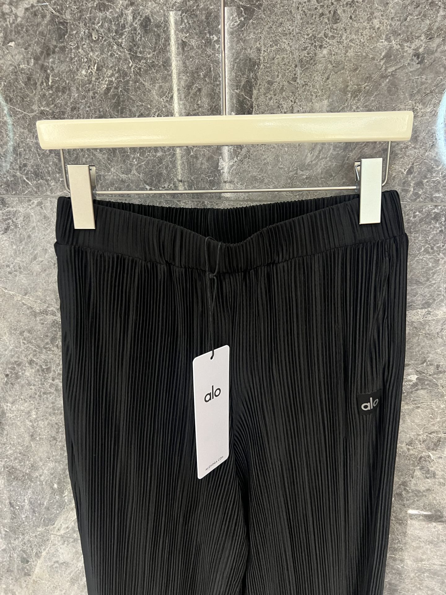 🛒新品上架‼️alo 早春系列

超级无敌显腿长的压褶神裤
定制压褶工艺 定制alo贴标
垂垂的飘逸面料