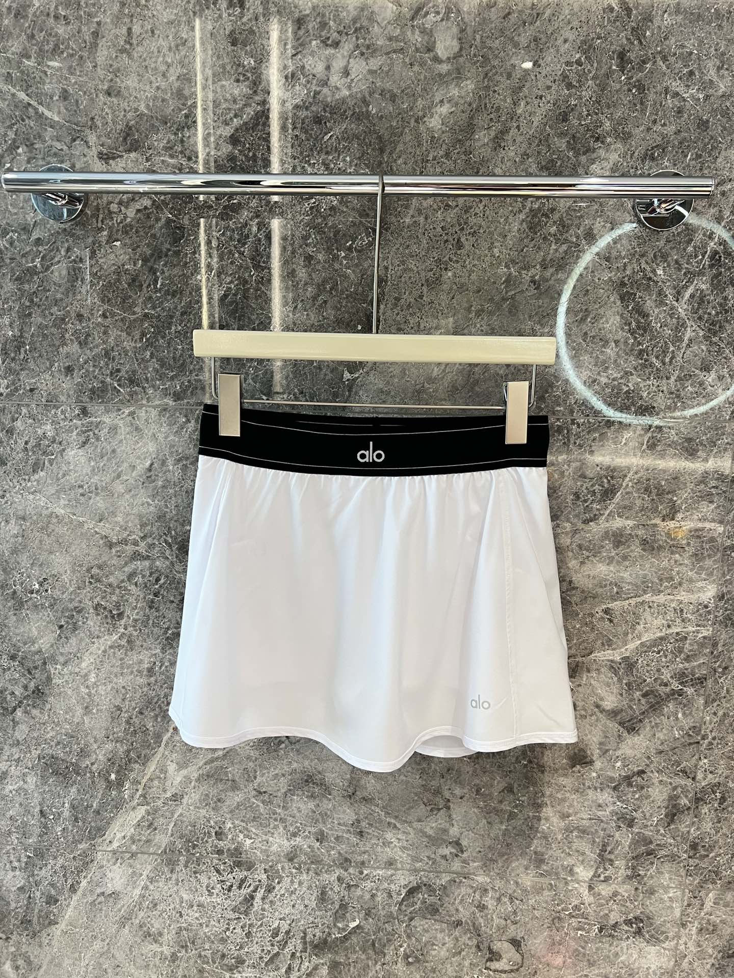 “Hard-Core Girl P368 Unveils Custom Hotnet Tennis Skirts in Black & White” - 图片 1