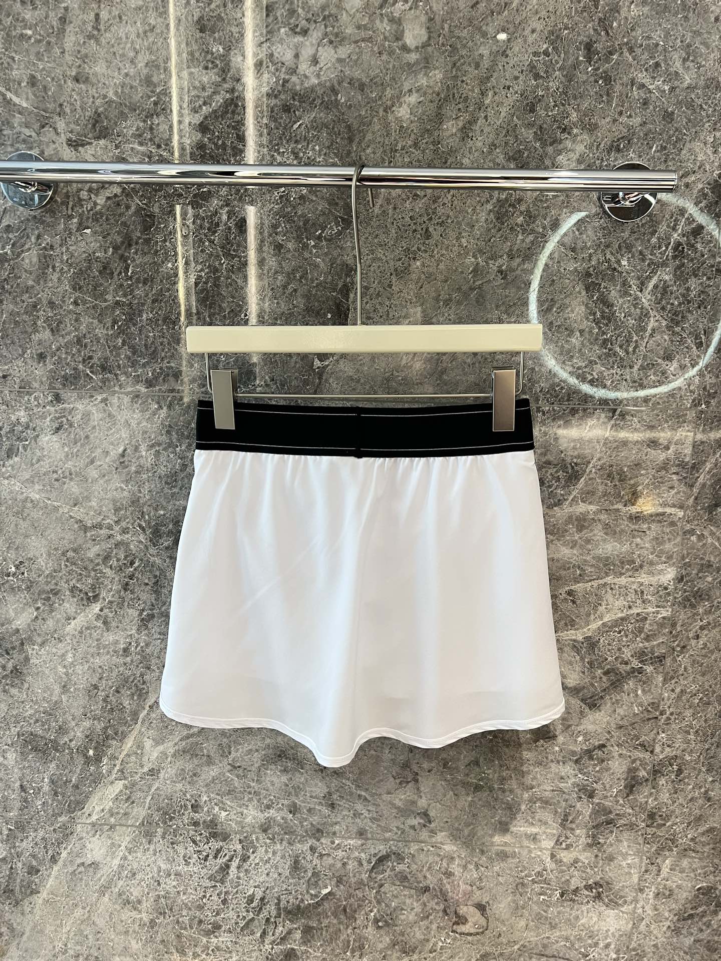 “Hard-Core Girl P368 Unveils Custom Hotnet Tennis Skirts in Black & White” - 图片 6