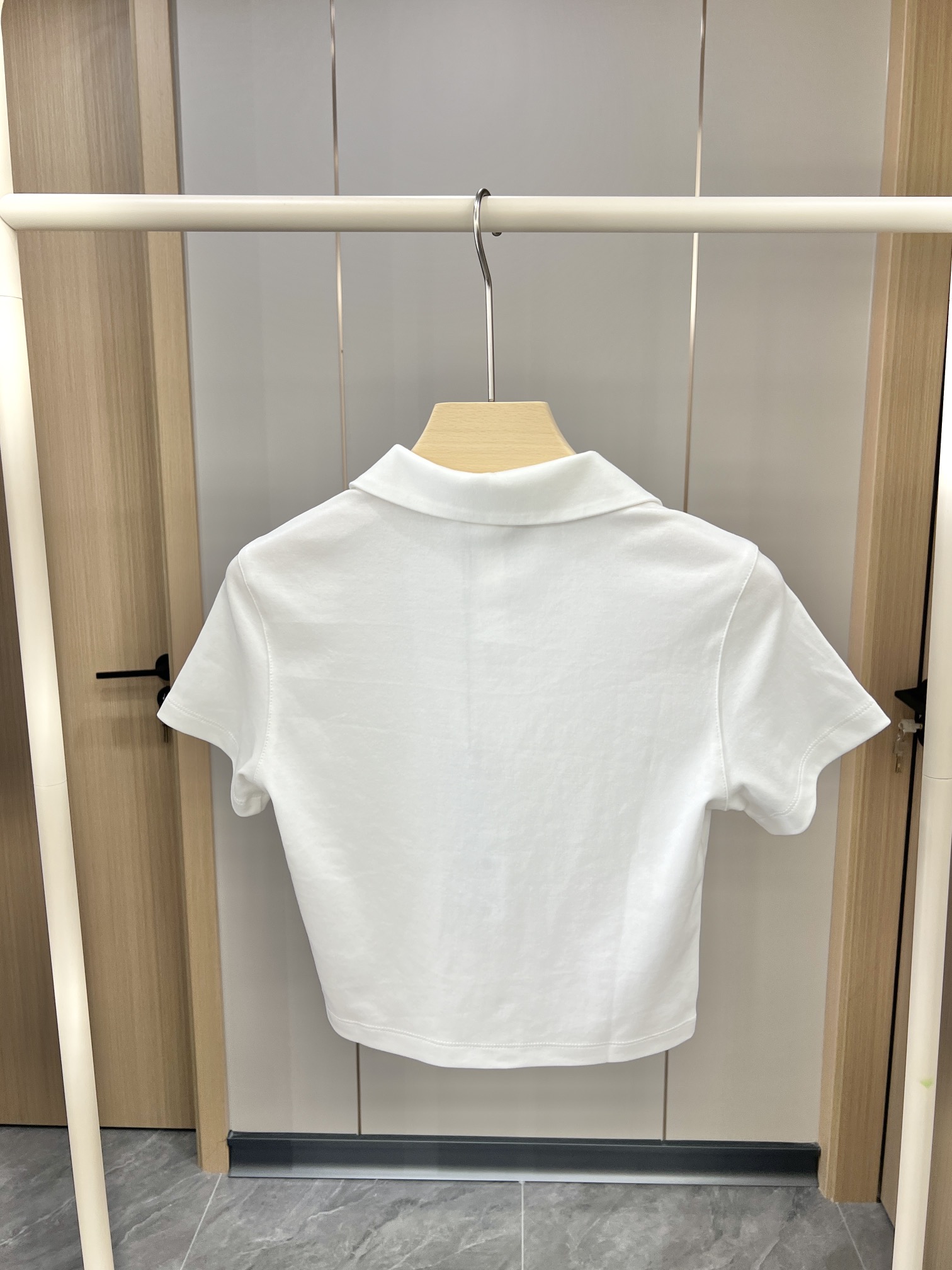 “Customized Ammonium Cotton Clothing: Elegant, Cloud-Like Touch in Black and White” - 图片 6