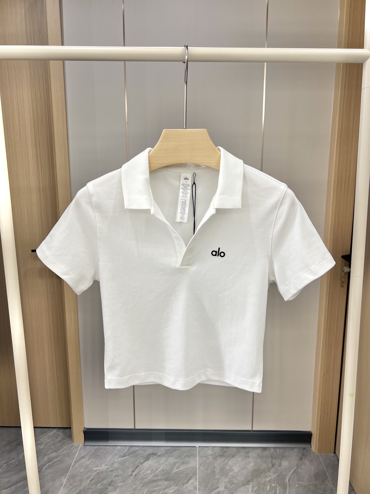 “Customized Ammonium Cotton Clothing: Elegant, Cloud-Like Touch in Black and White”