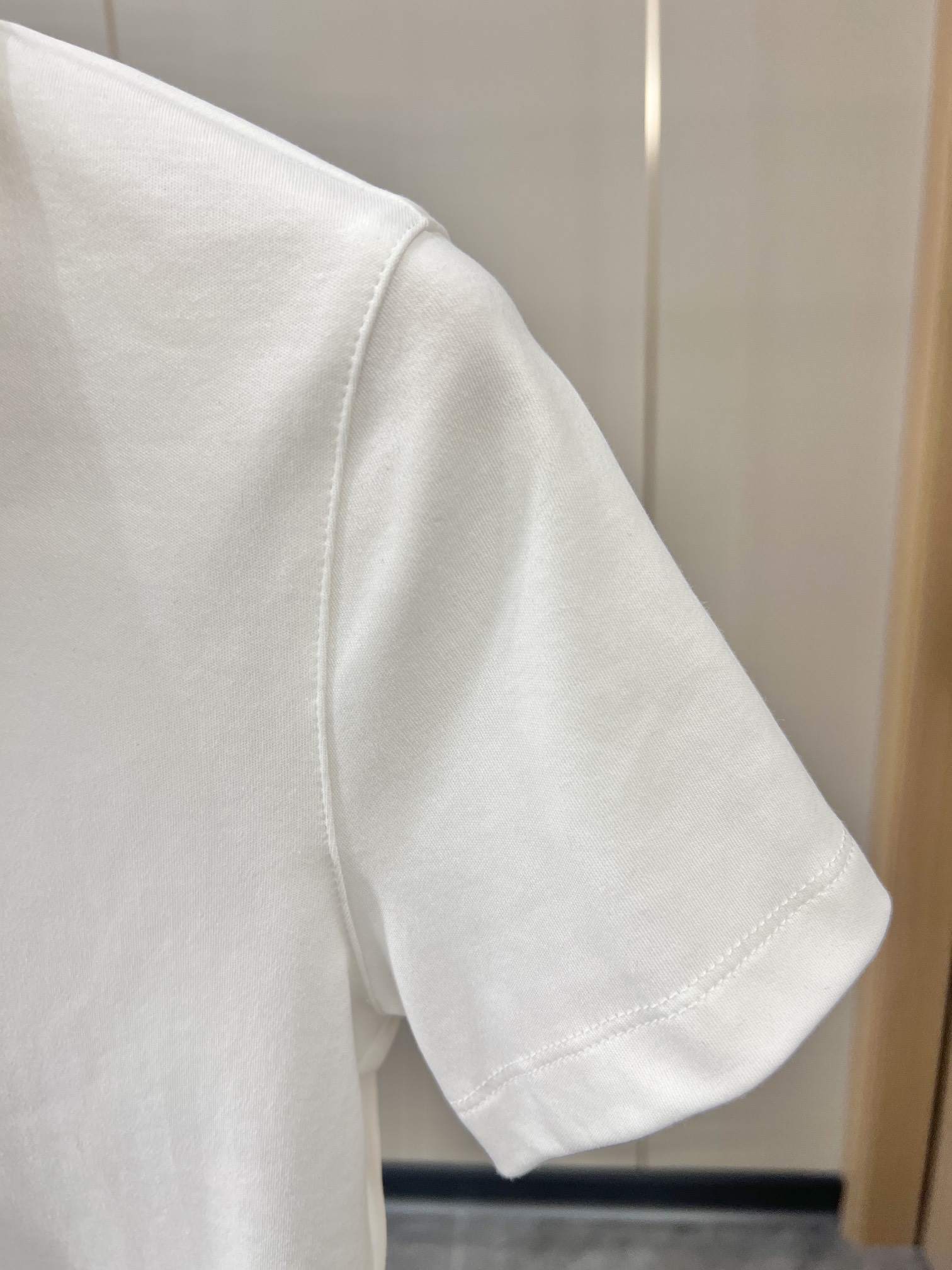 “Customized Ammonium Cotton Clothing: Elegant, Cloud-Like Touch in Black and White” - 图片 3