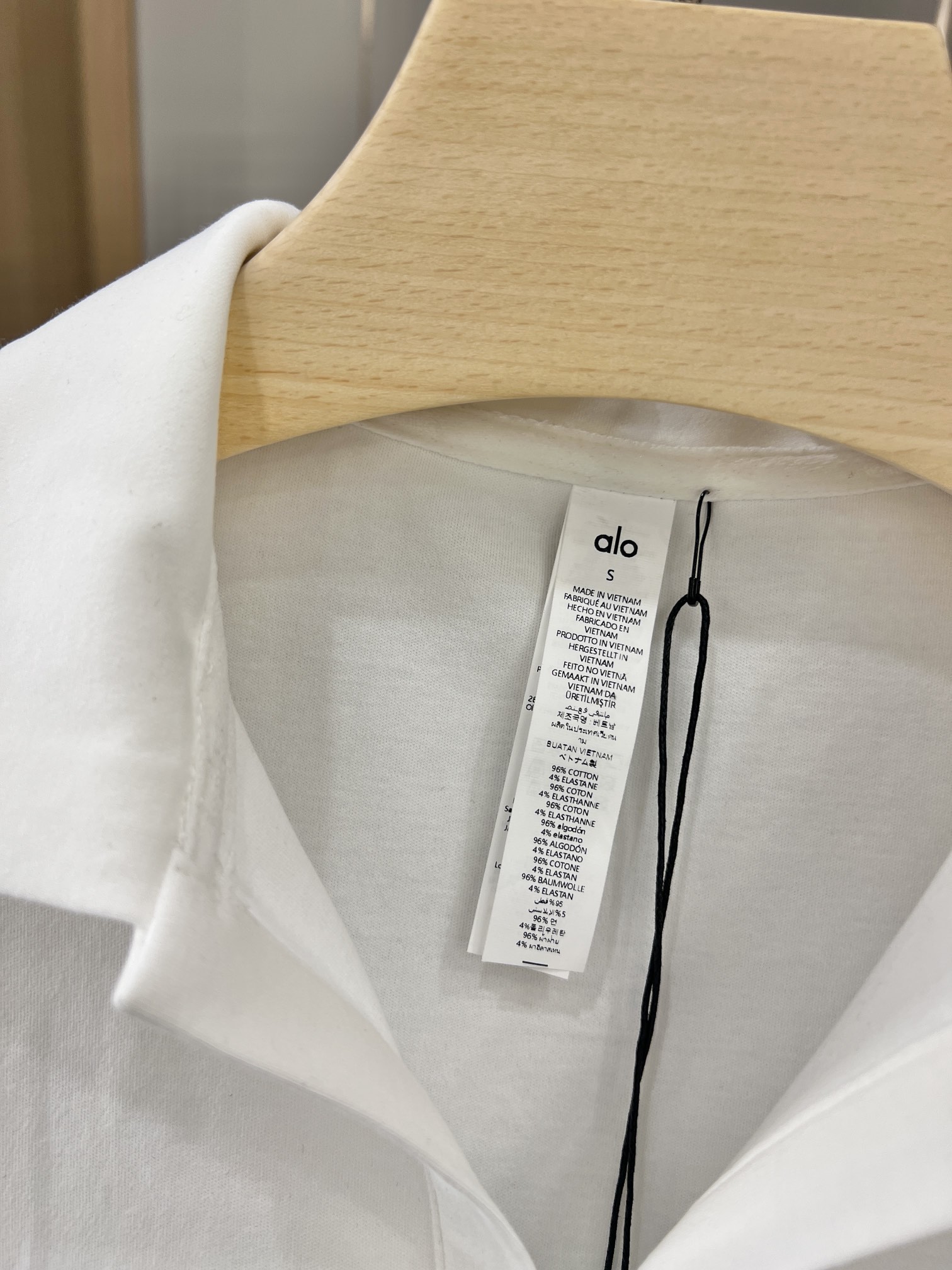 “Customized Ammonium Cotton Clothing: Elegant, Cloud-Like Touch in Black and White” - 图片 5
