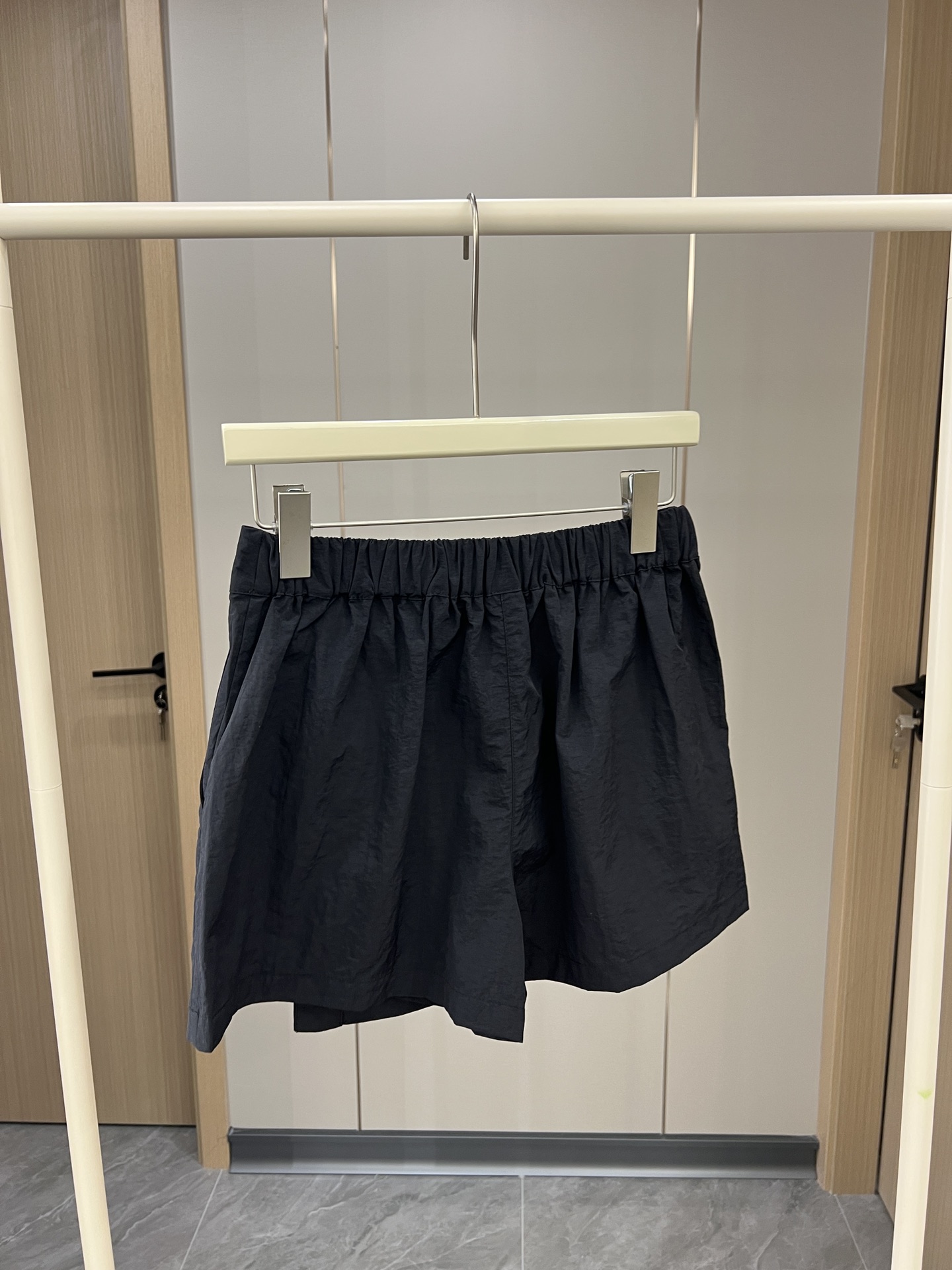 “Customizable P414 Female Suit: High-Quality Wrinkled Taslon Fabric, 3D Wrinkles, Classic Black & White” - 图片 5