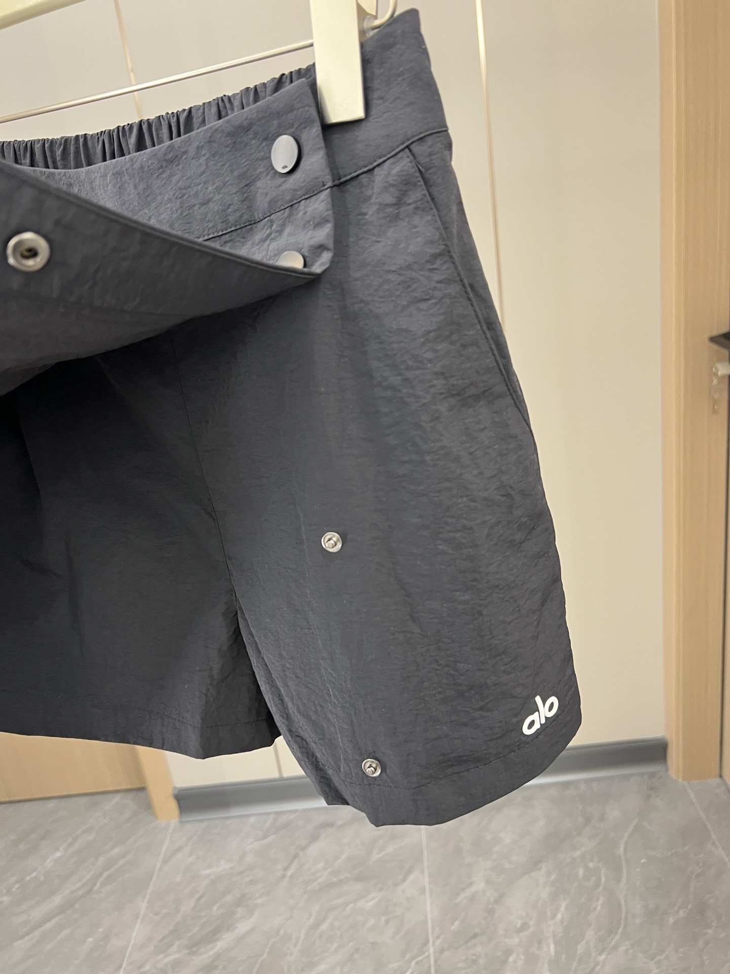“Customizable P414 Female Suit: High-Quality Wrinkled Taslon Fabric, 3D Wrinkles, Classic Black & White” - 图片 4