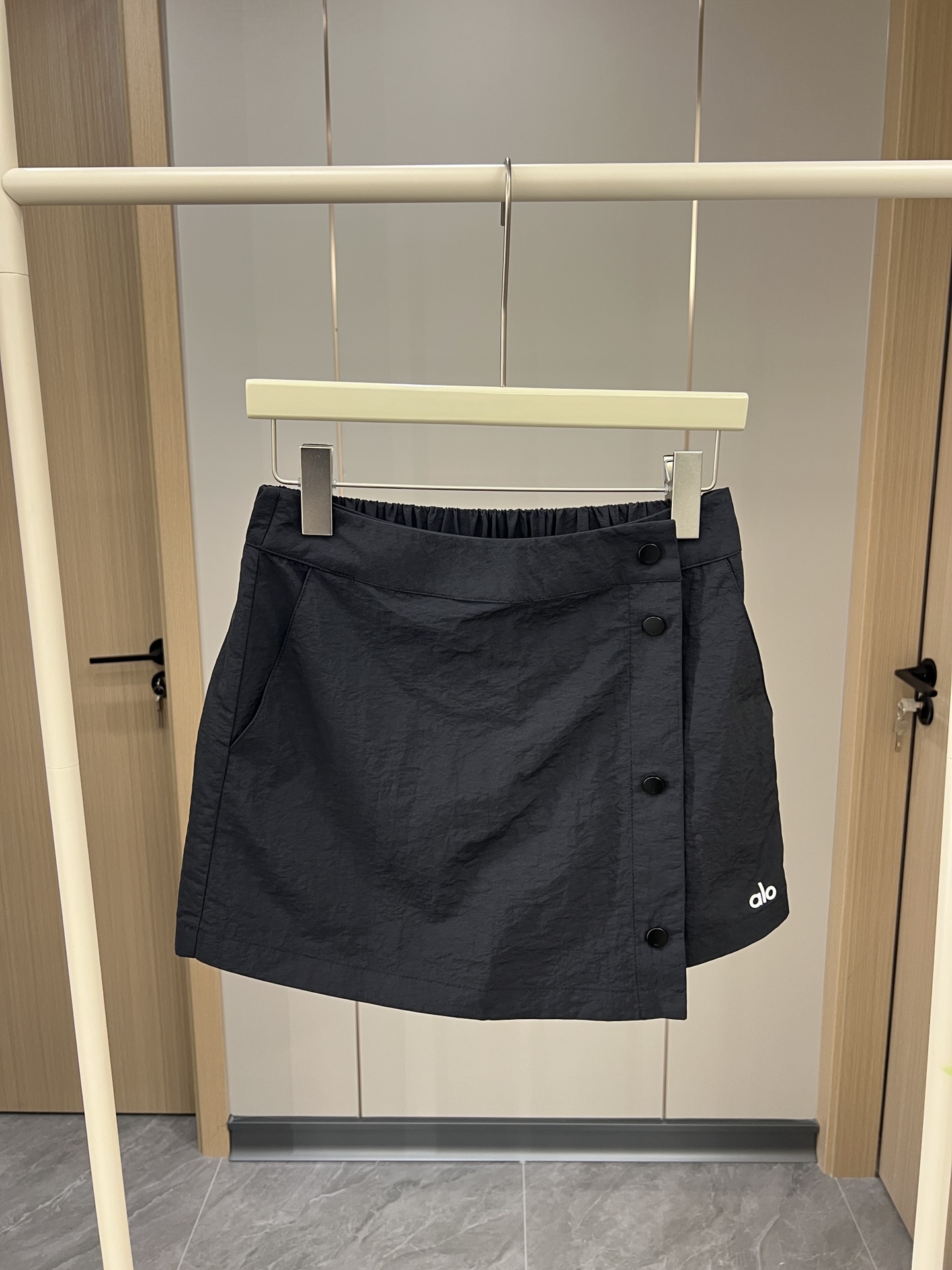 “Customizable P414 Female Suit: High-Quality Wrinkled Taslon Fabric, 3D Wrinkles, Classic Black & White”